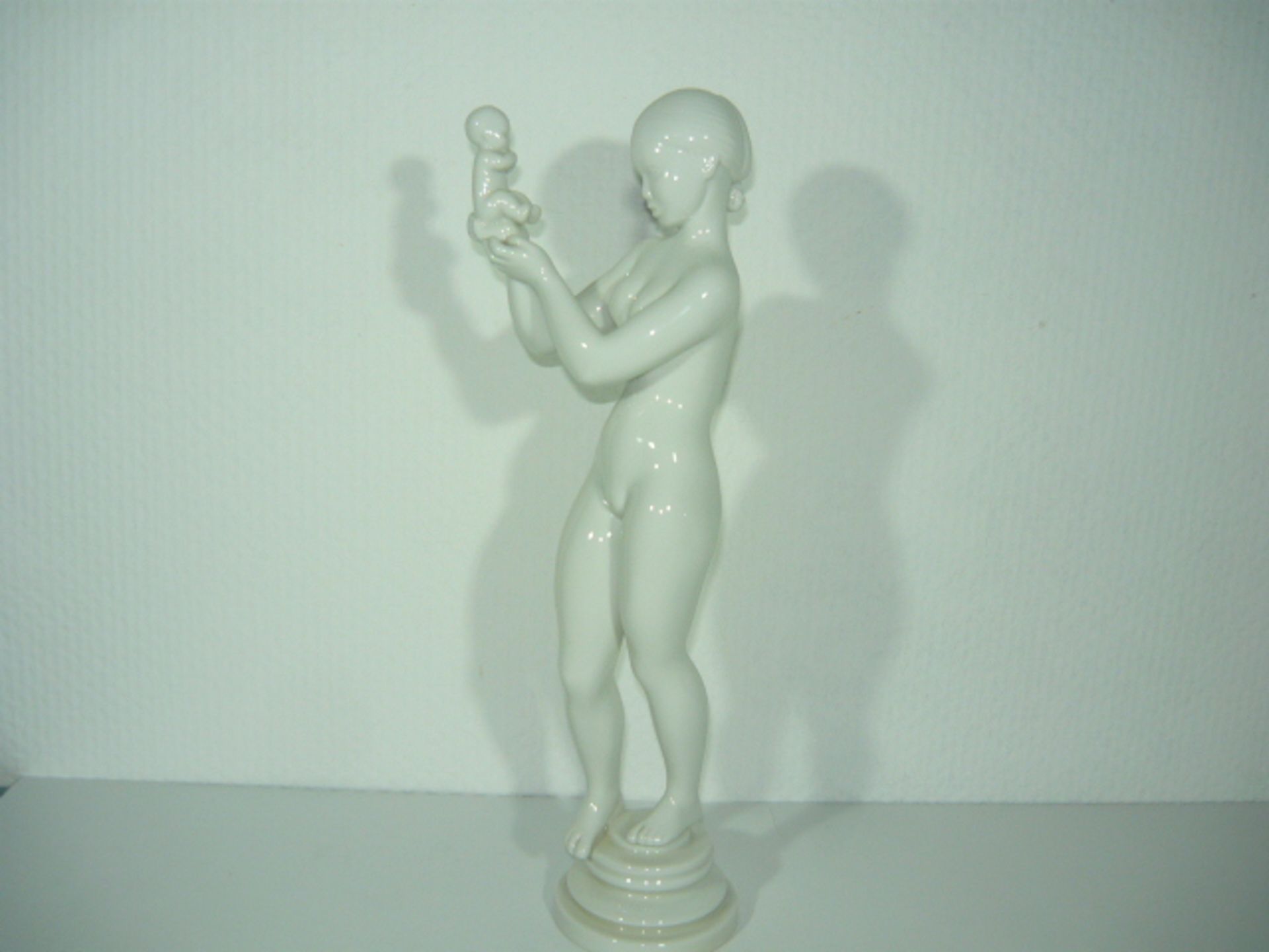 Kai Nielsen für B&G Copenhagen. Mutter mit Baby. Blanc de Chine Glasur. I.W. H. 37cm. KOSTENLOSER