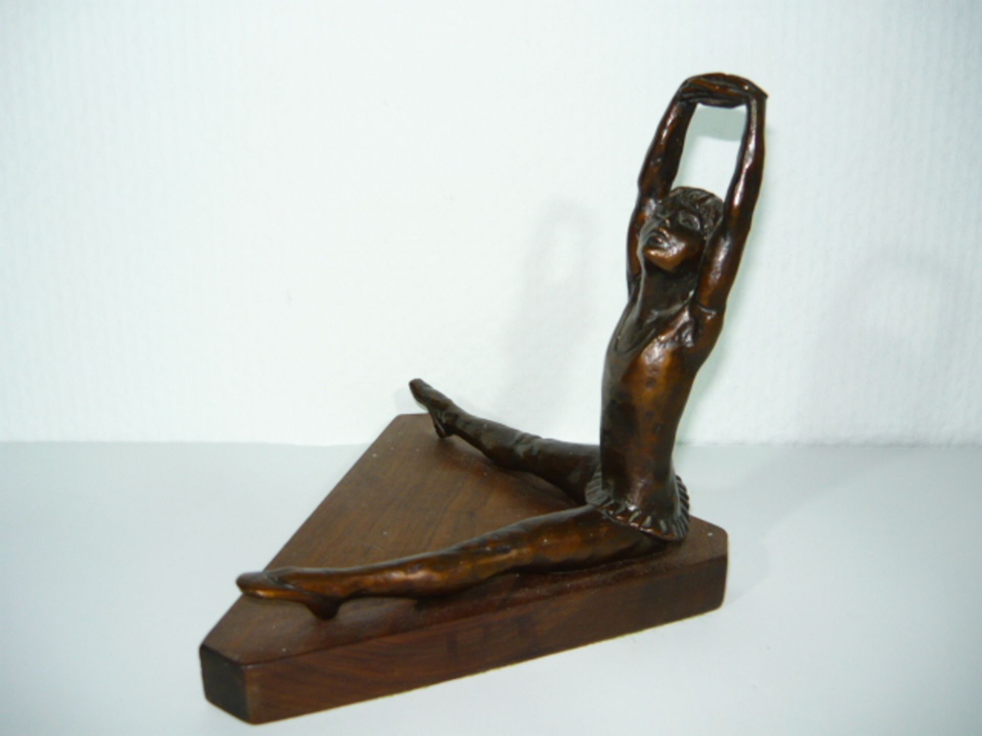 Kelsey Sterett-Gittings. Kleine sitzende Ballerina. Bronze. Gegossen in Kopenhagen. Maß ca. - Bild 2 aus 3