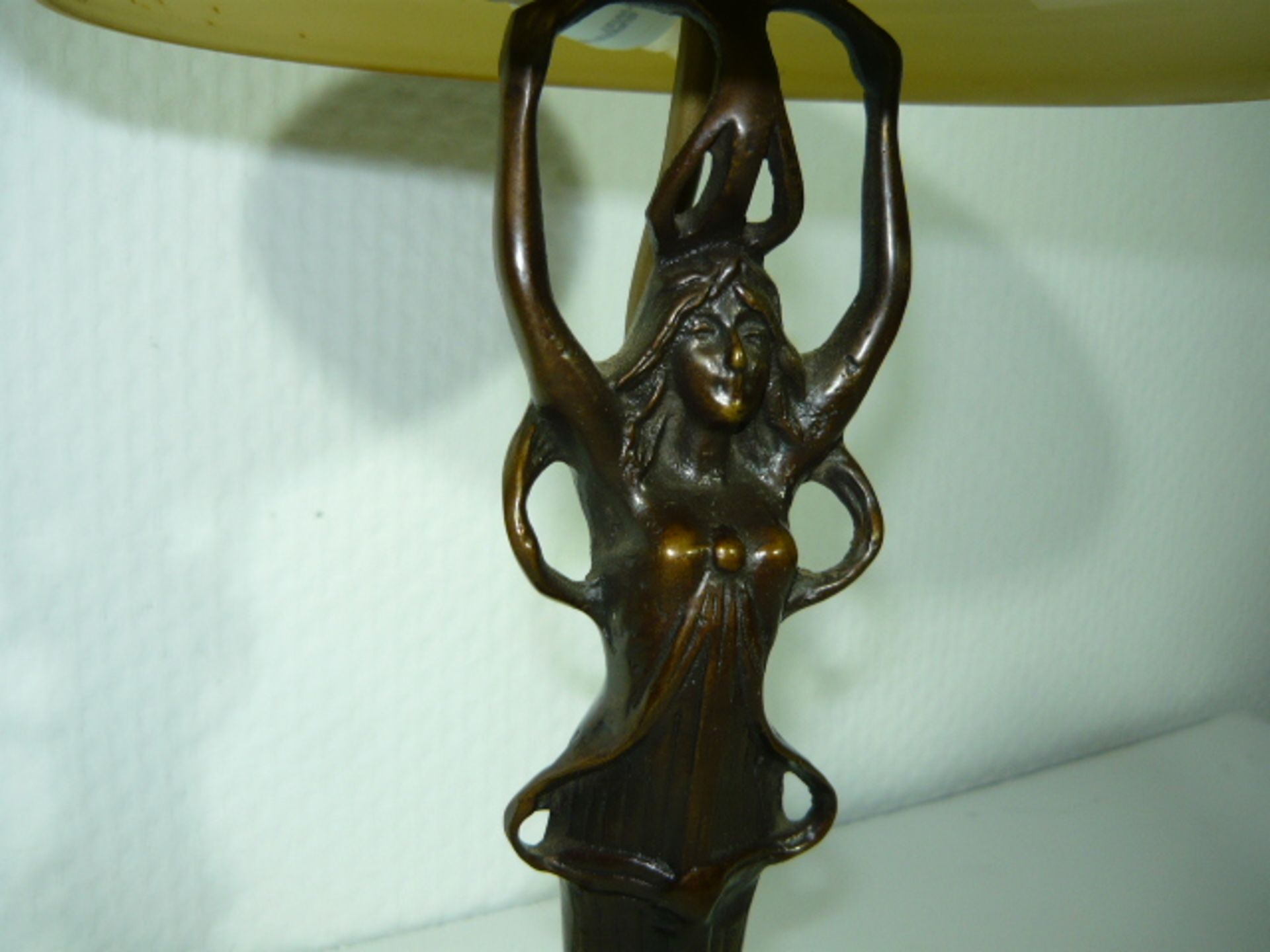 Tischlampe mit Glasschirm. Fuß in Form einer Frau im Jugendstil. Bronze. Lampe leuchtet. - Bild 2 aus 2
