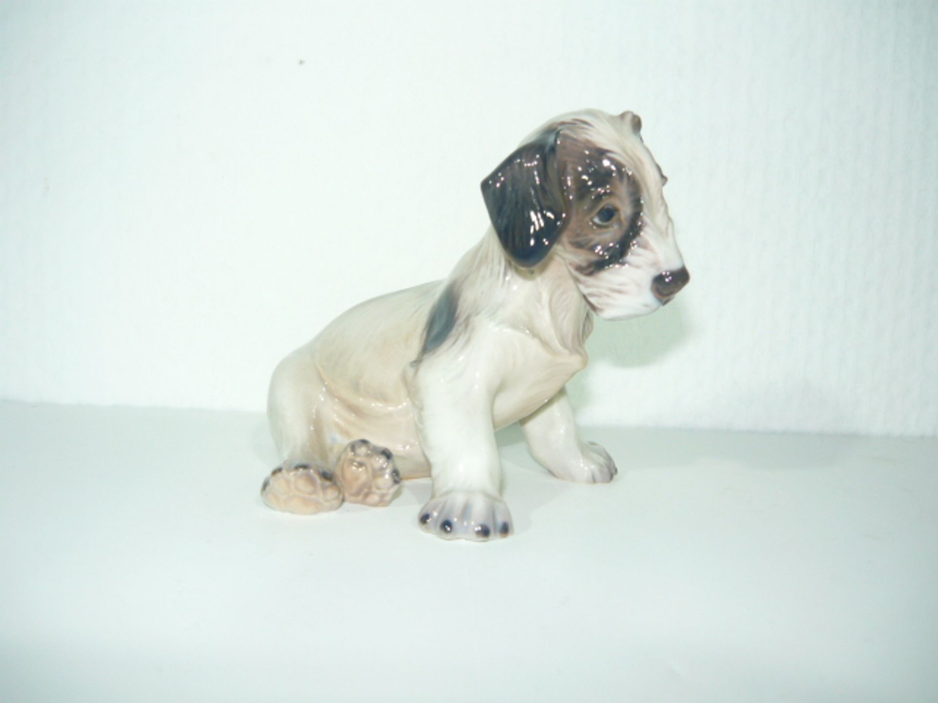 Dahl Jensen, Copenhagen. Sitzedes Welpe, wohl Terrier. I.W. L. 14cm. KOSTENLOSER VERSAND INNERHALB