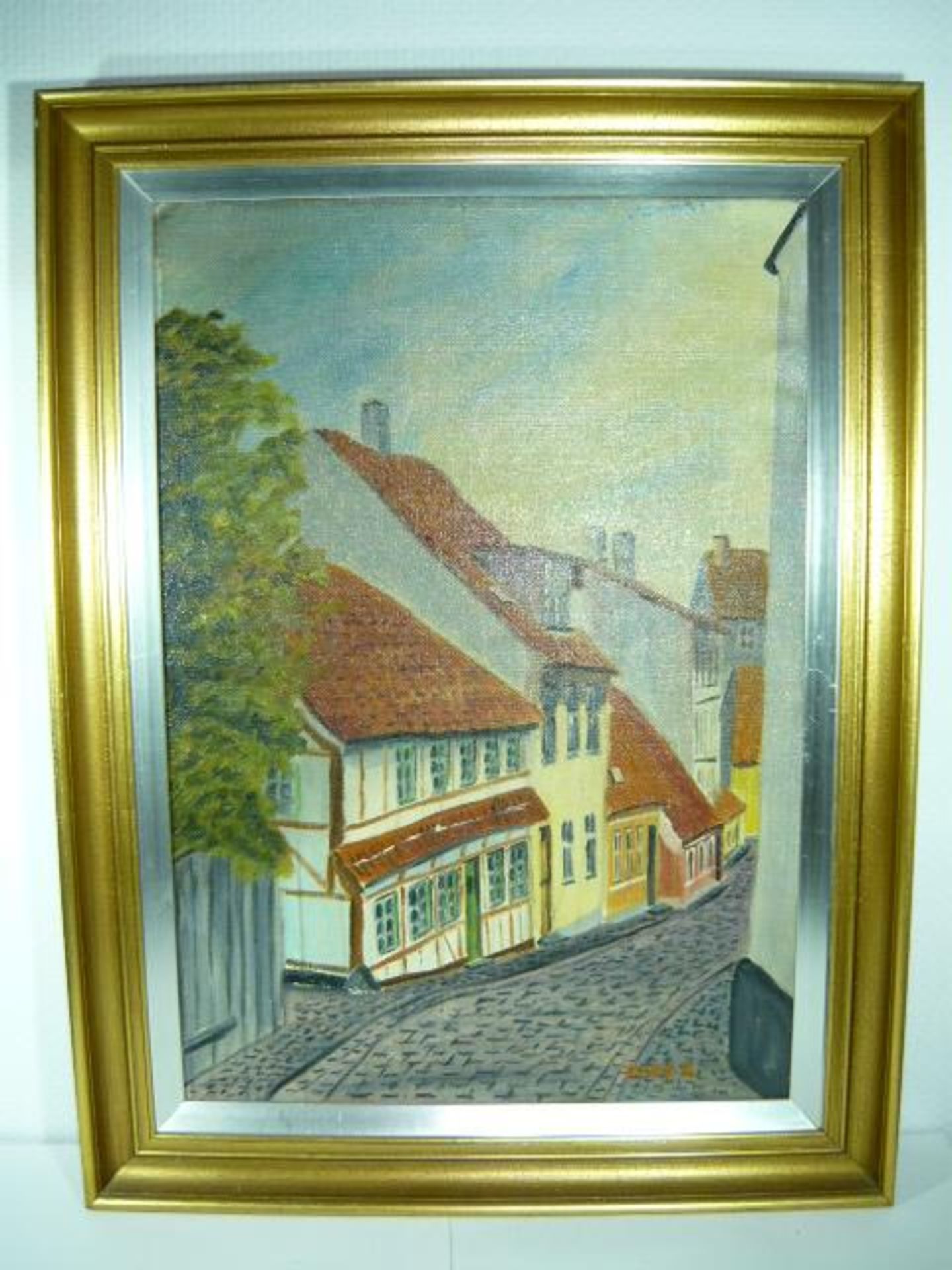 Nichtidentifizierter Künstler. Dänische Kleinstadszenerie. Öl/Lw. Sig. Ca. 66x46cm. Rahmen.