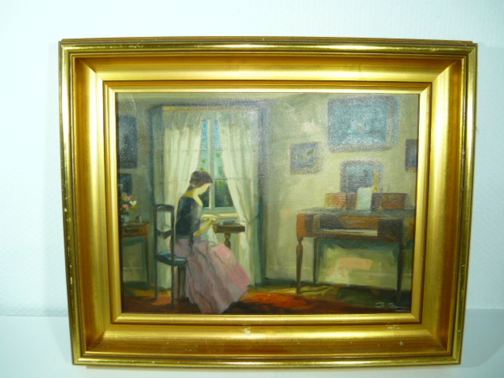 Nichtidentifizierter Künstler. Interieur mit Frau am Fenster. Öl/Lw. Sig. Ca. 31x40cm. Rahmen.