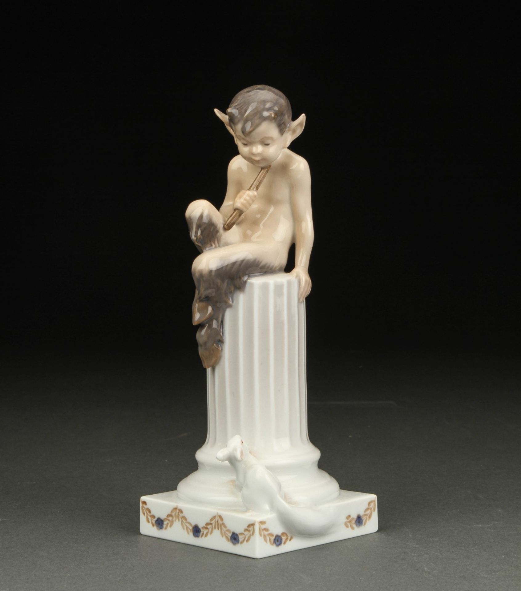 Royal Copenhagen. Faun auf Säule mit Eichhörnchen. Modell 456. Entwurf Christian Thomsen. Erste