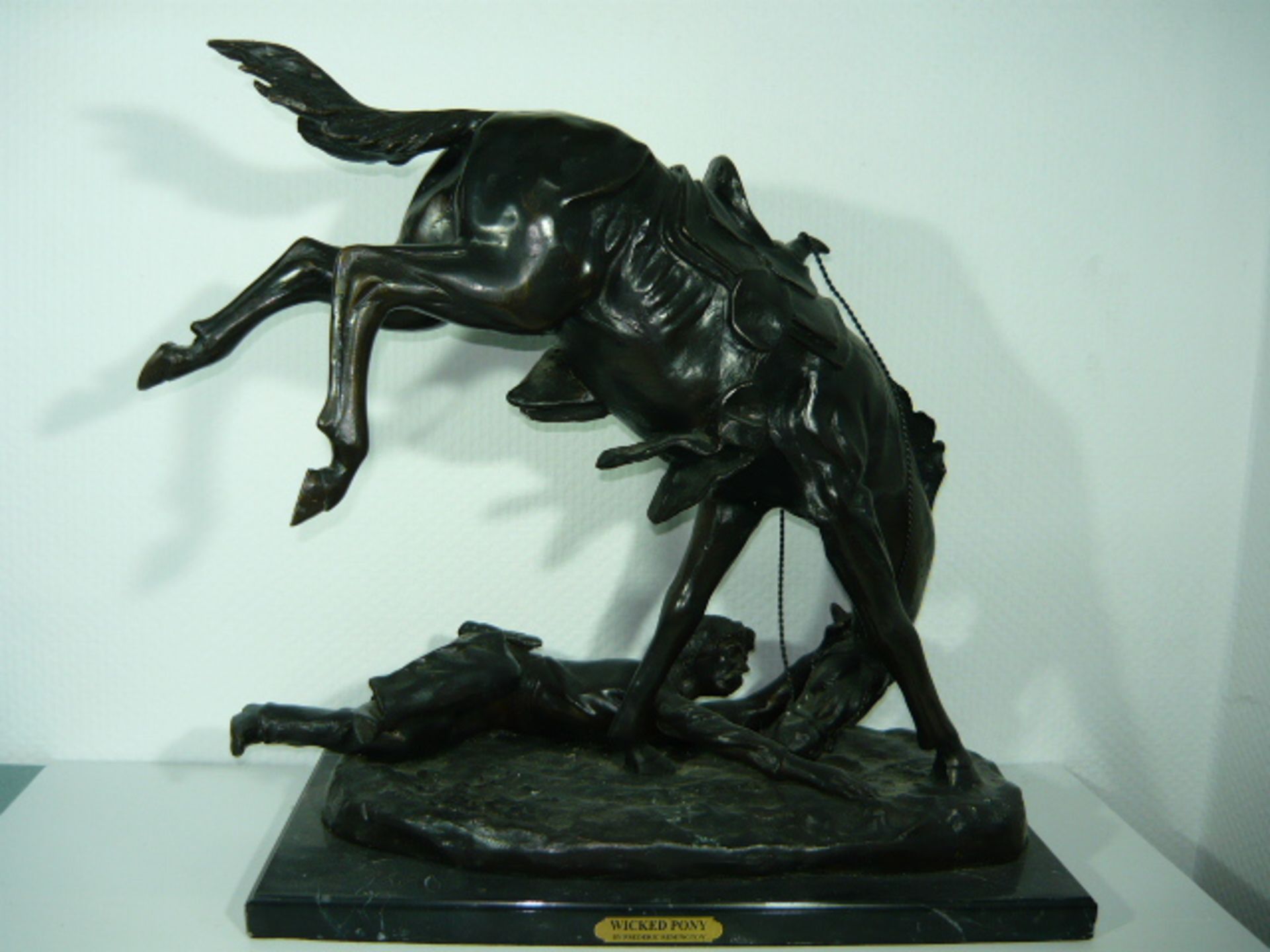 Frederic Remington (nach). Cowboy mit Pferd. Bronze auf Steinsockel. Posthumer Bronzerguß. Maß ca.