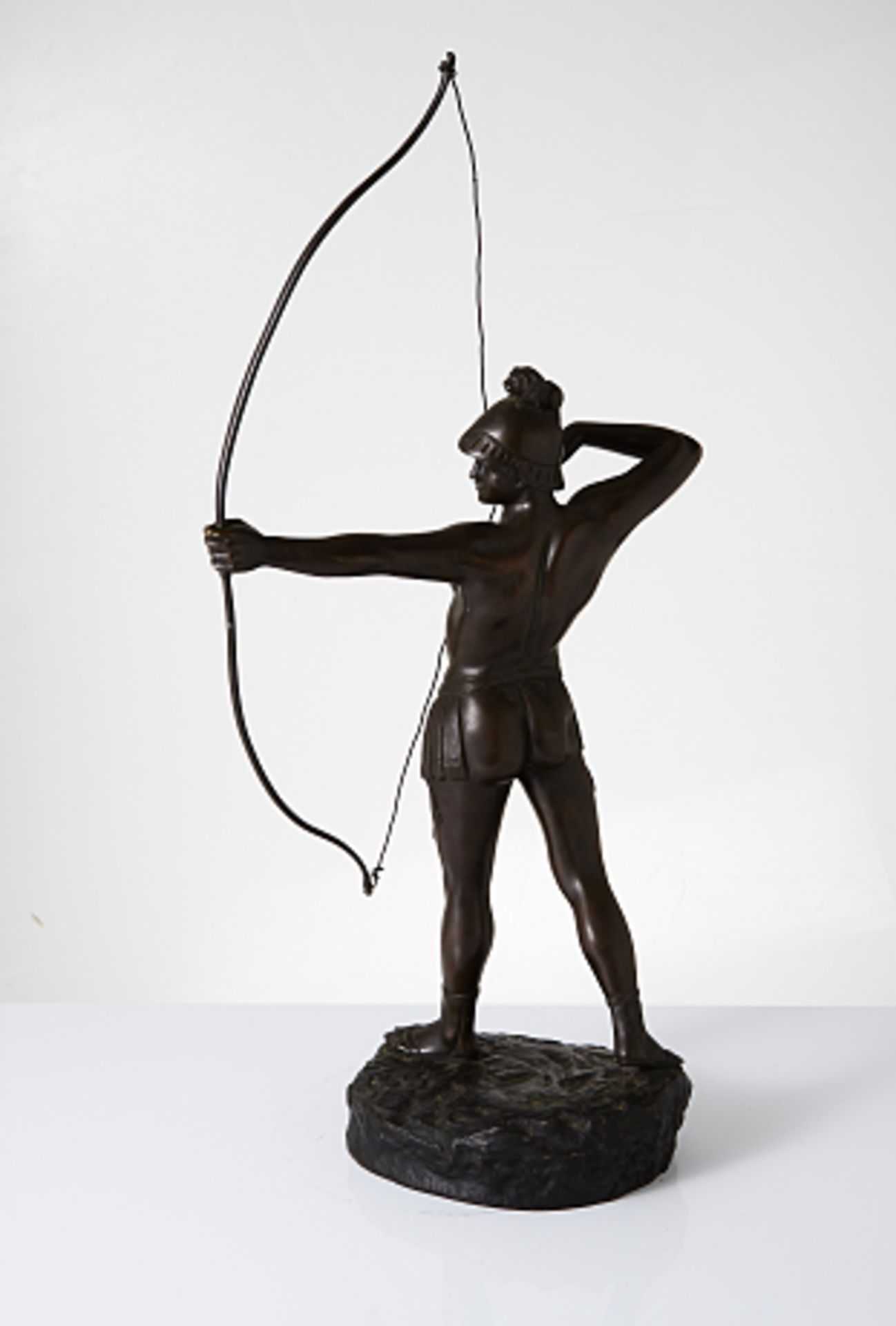 Gamboge. Stehender Bogenschütze. 1.H. 20.Jhdt. Bronze. In Plinthe sig. H. ca. 68cm. Altersspuren. - Image 2 of 3