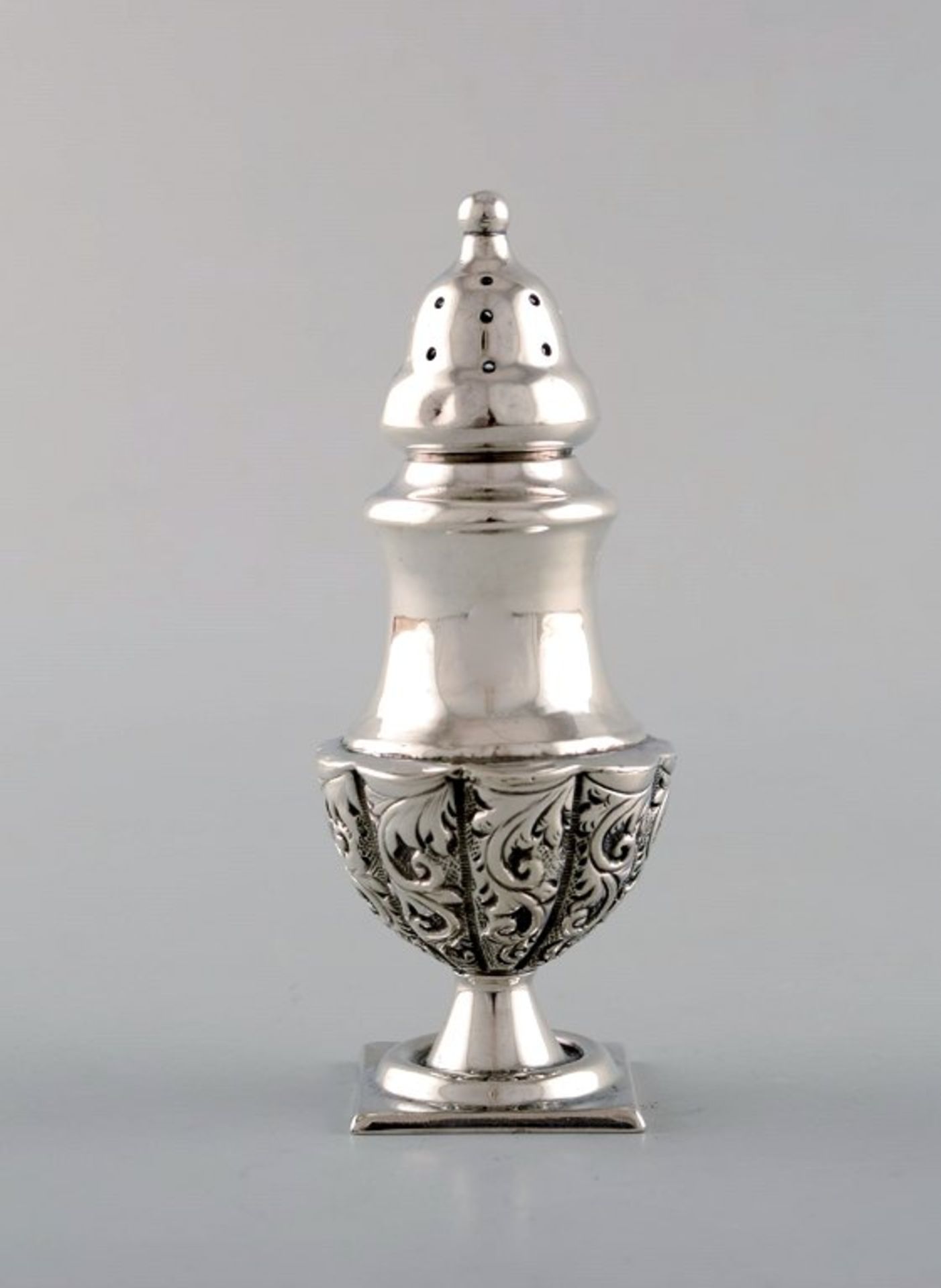 Englische Pfefferstreuer in Silber. Ende des 19. Jahrhunderts. Aus großer Privatsammlung. H. 11cm.