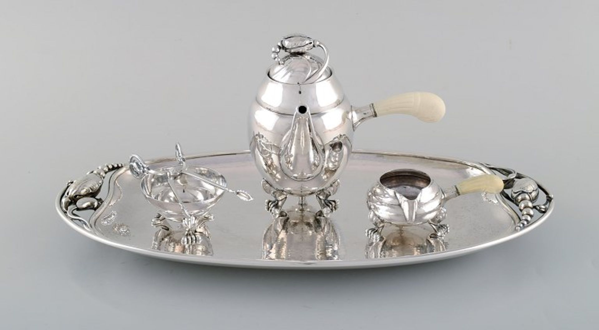 Seltener Georg Jensen Magnolienmokka aus gehämmertem Sterlingsilber mit elfenbeinfarbenen Griffen.