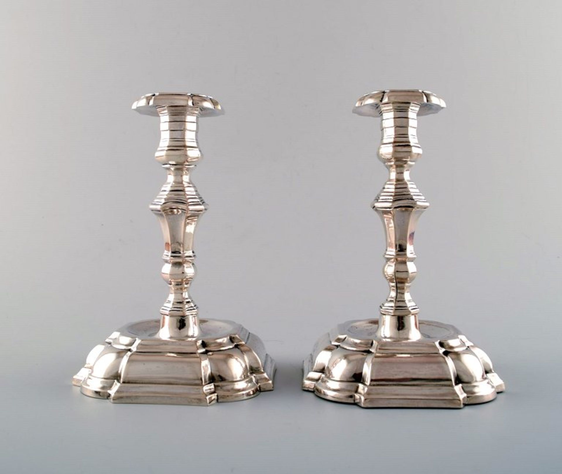 Jens Sigsgaard, ein Paar Kerzenleuchter im Rokokostil, Silber mit drei Türmen. 1 kg (gefüllt). H. je