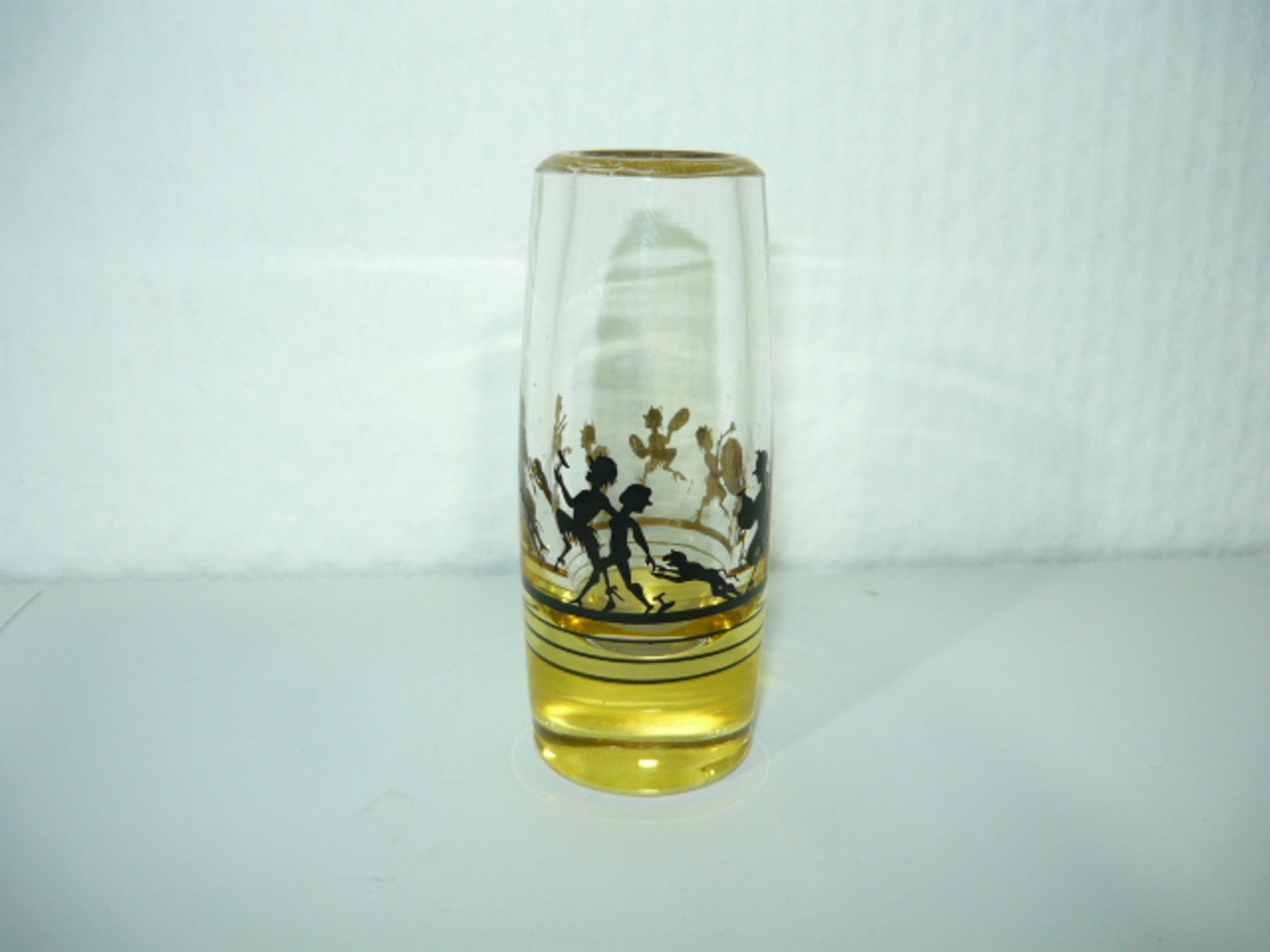 Glas mit Schwarzmalerei. Satyrreigen. Um 1920. H. ca. 9cm. KOSTENLOSER VERSAND INNERHALB