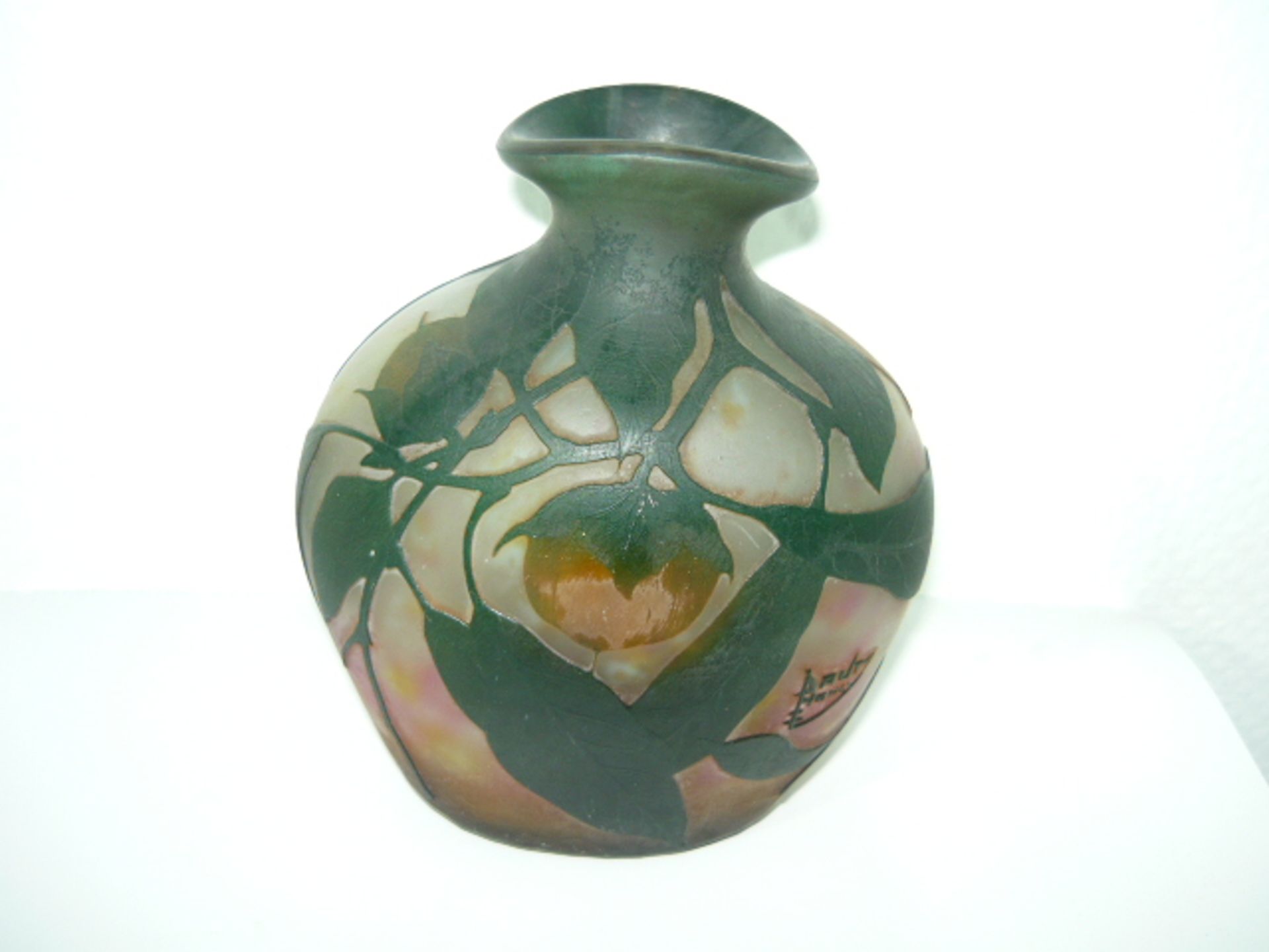 Daum, Nancy. Vase mit Früchten und Blättern. Um 1900. Maß ca. 17x7x14cm. Min. Altersspuren. - Bild 2 aus 4