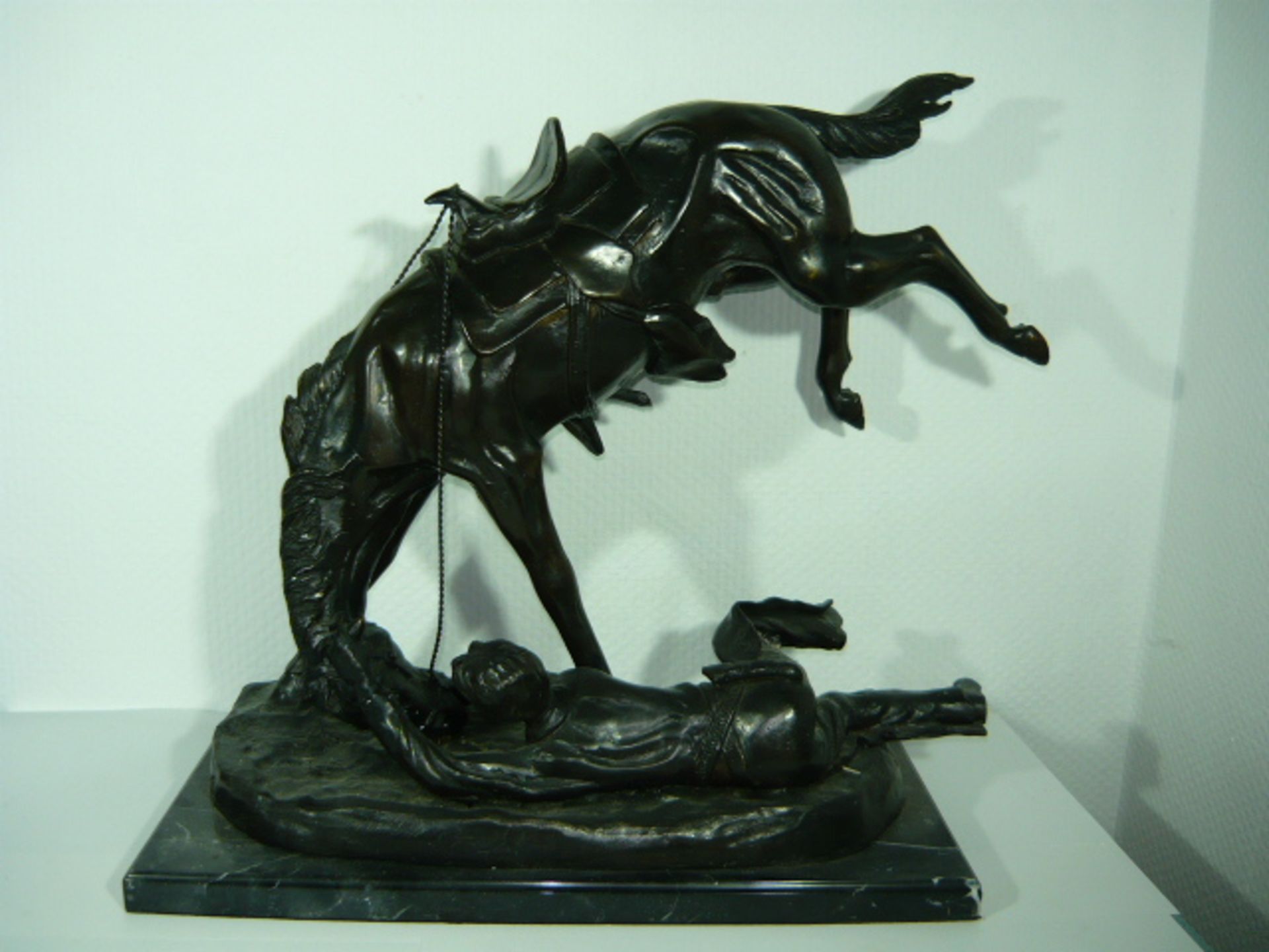 Frederic Remington (nach). Cowboy mit Pferd. Bronze auf Steinsockel. Posthumer Bronzerguß. Maß ca. - Bild 2 aus 2