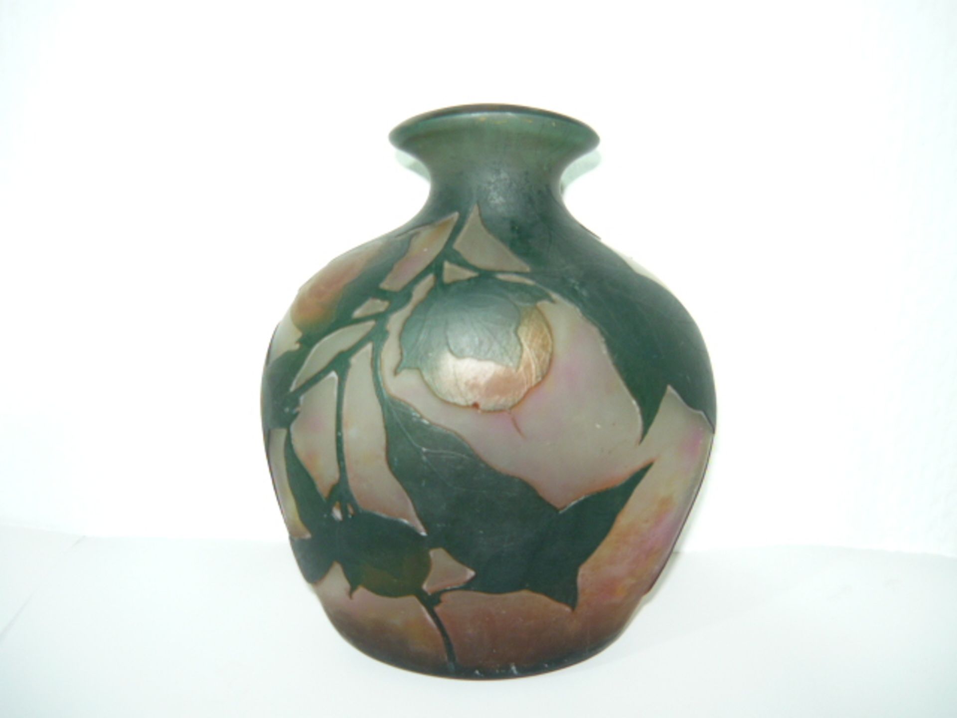 Daum, Nancy. Vase mit Früchten und Blättern. Um 1900. Maß ca. 17x7x14cm. Min. Altersspuren. - Bild 3 aus 4