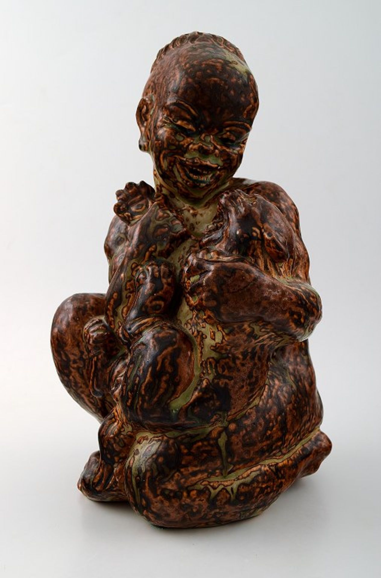 Royal Copenhagen Stoneware Figur des Afrikanerjungen mit Katze. H. ca. 28cm. .