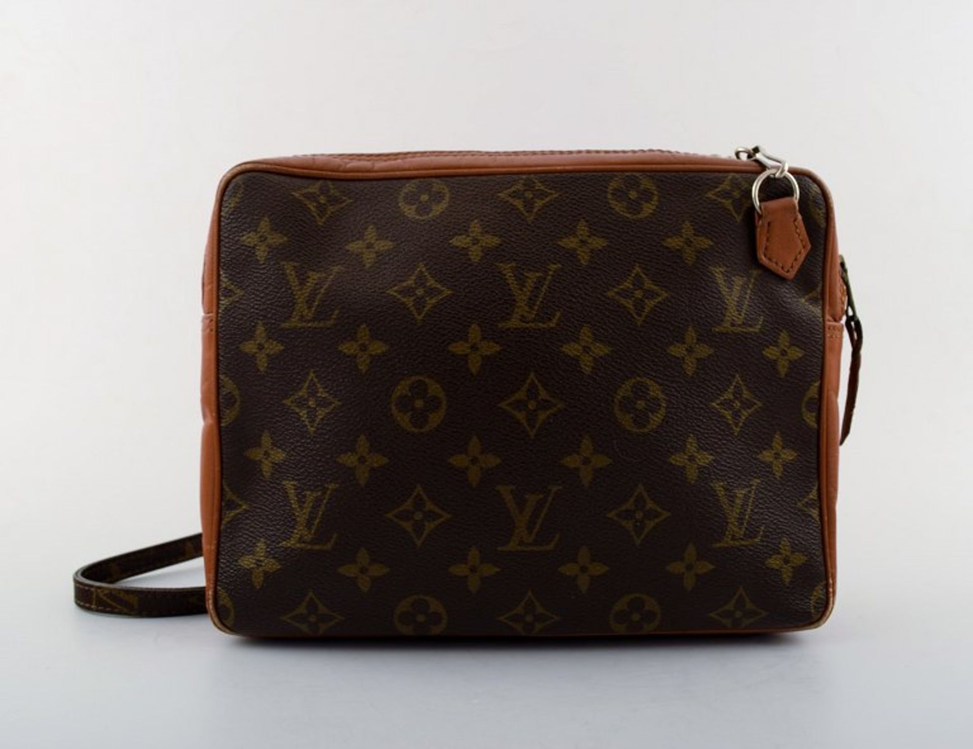 Louis Vuitton. Vintage Herrentasche. Monogramm. Ca 25x20cm. . Mit Tragegurt. Vintage.