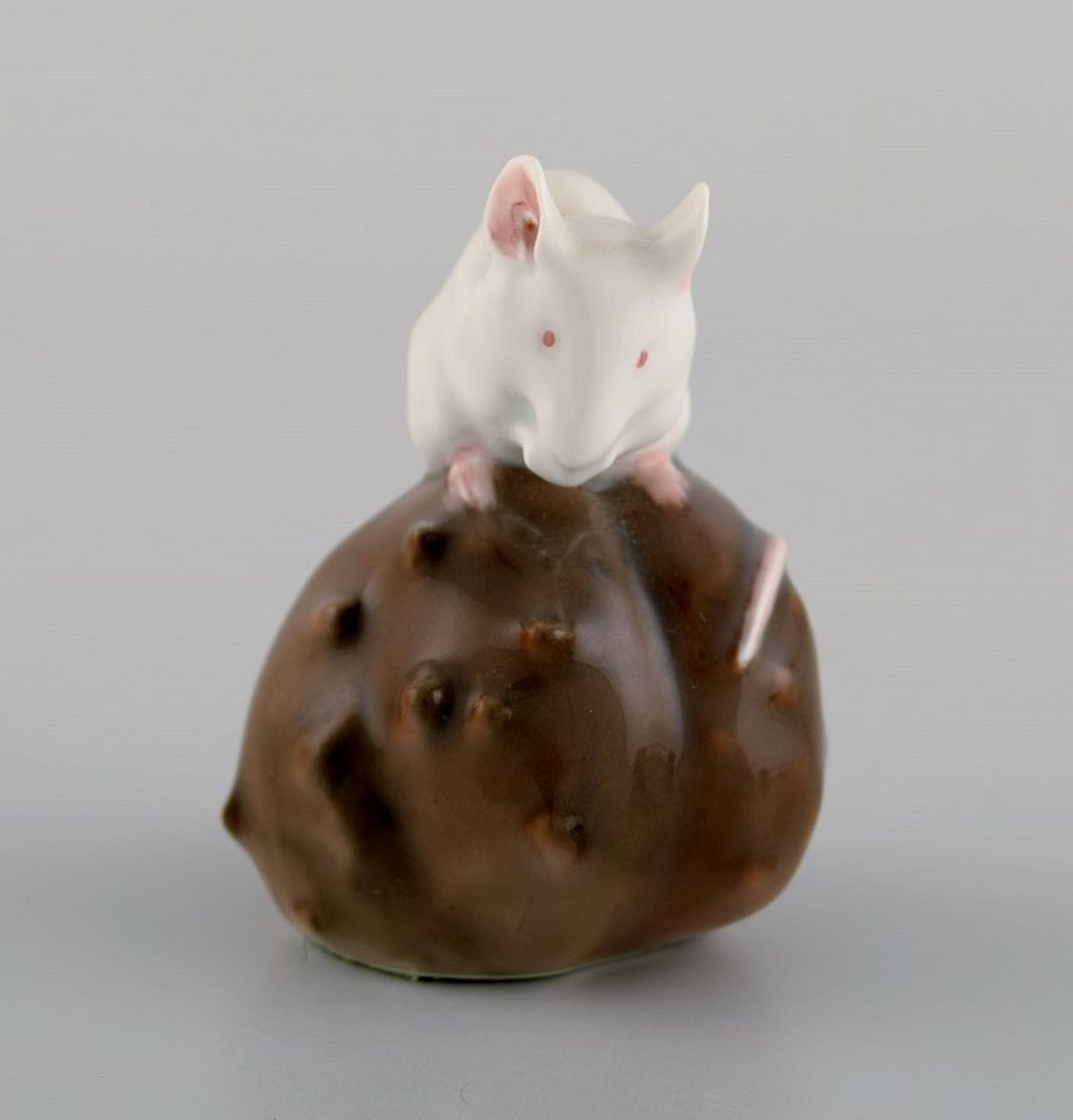 Royal Copenhagen Porzellanfigur. Maus auf Kastanie. Frühes 20.Jhdt. Modell 511. I.W. H. ca. 7cm.