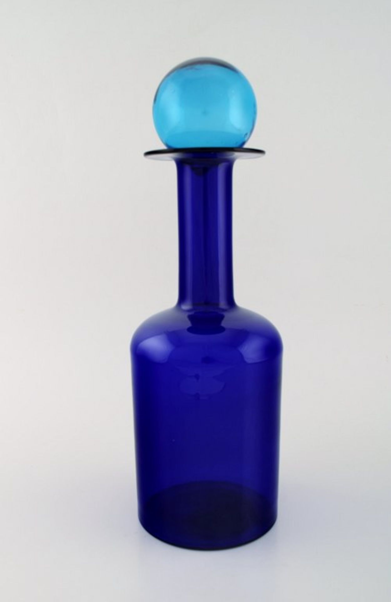 Otto Brauer für Holmegaard. Große Vase / Flasche aus blauem Kunstglas mit blauer Kugel. 1960er