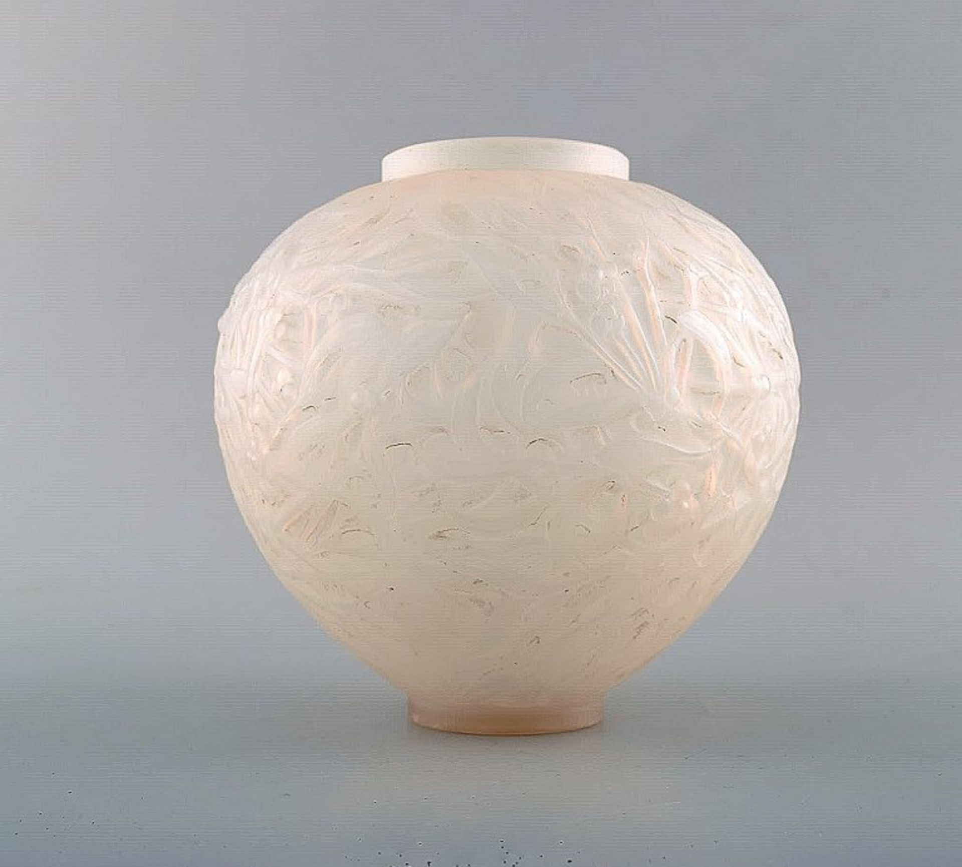 René Lalique. Frühe "Gui" Vase mit Mistelrelief. Modelnummer 948. Vor 1945. Signiert: R. Lalique