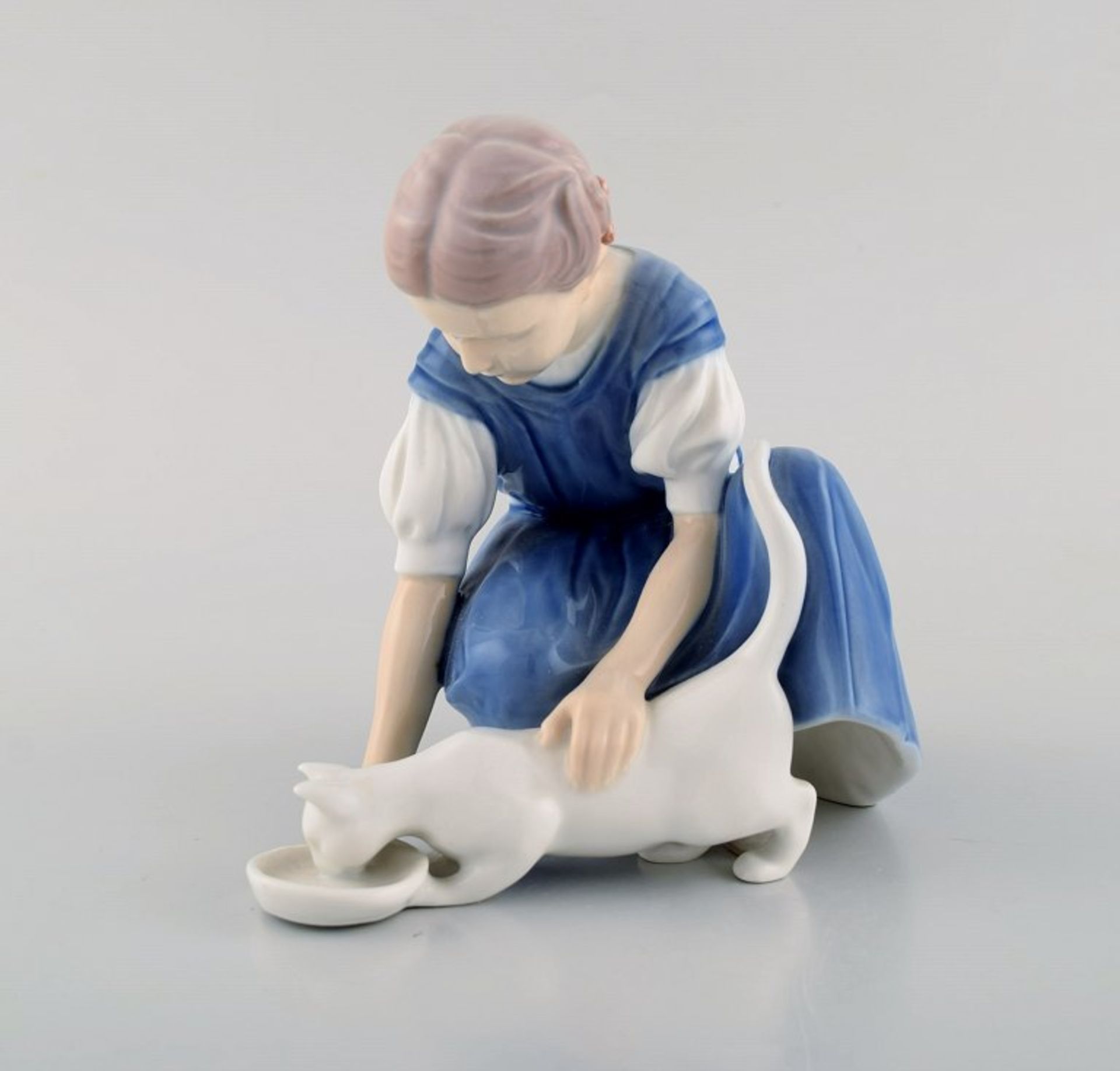 Bing & Grøndahl Porzellanfigur. Katze bekommt Milch. 1920 / 30er. Modell: 1745. I.W. h. 16cm.