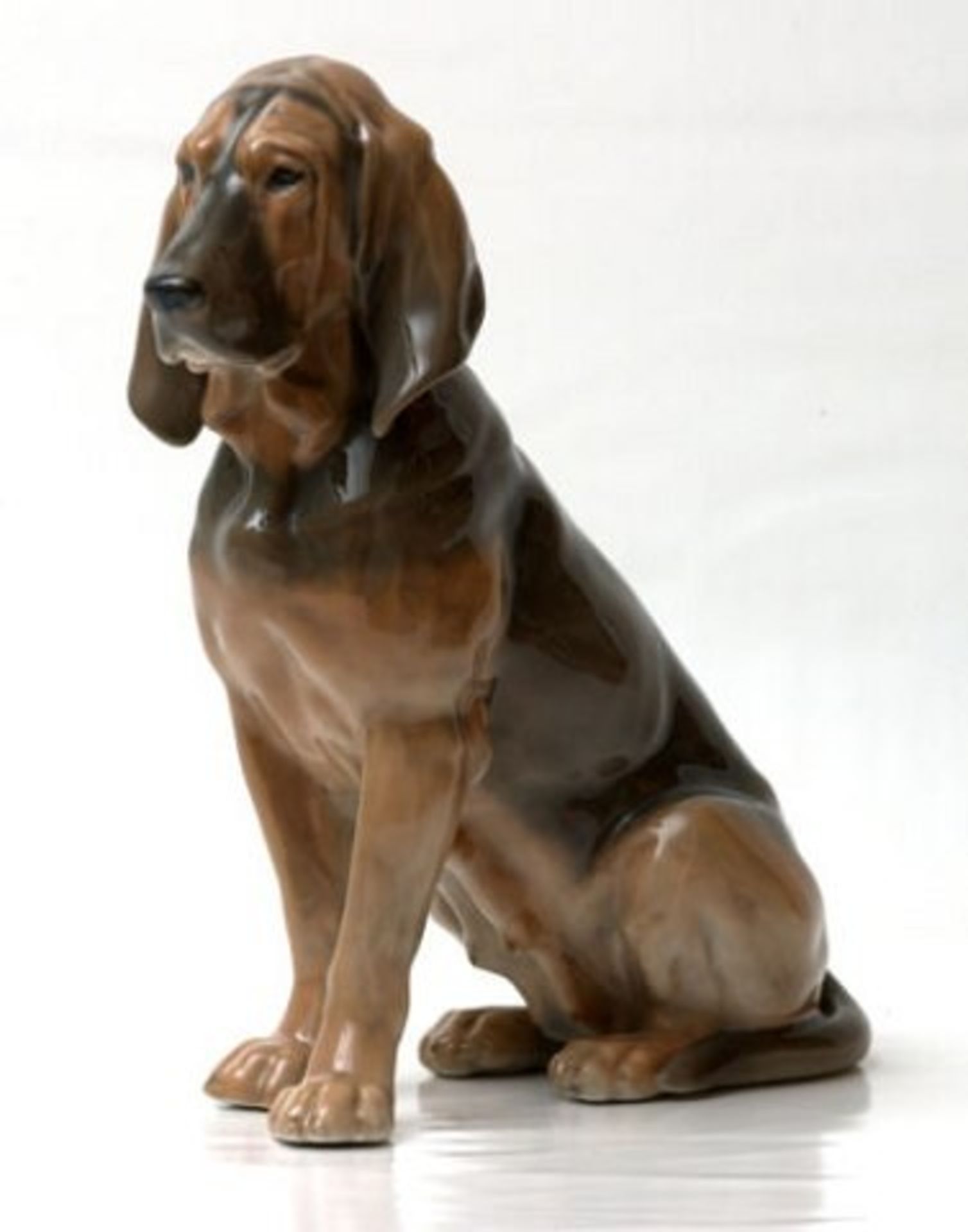 Royal Copenhagen Porzellanfigur. Bluthund / Bloodhound. Modell 1322. Entwurf Lauritz Jensen. Sehr