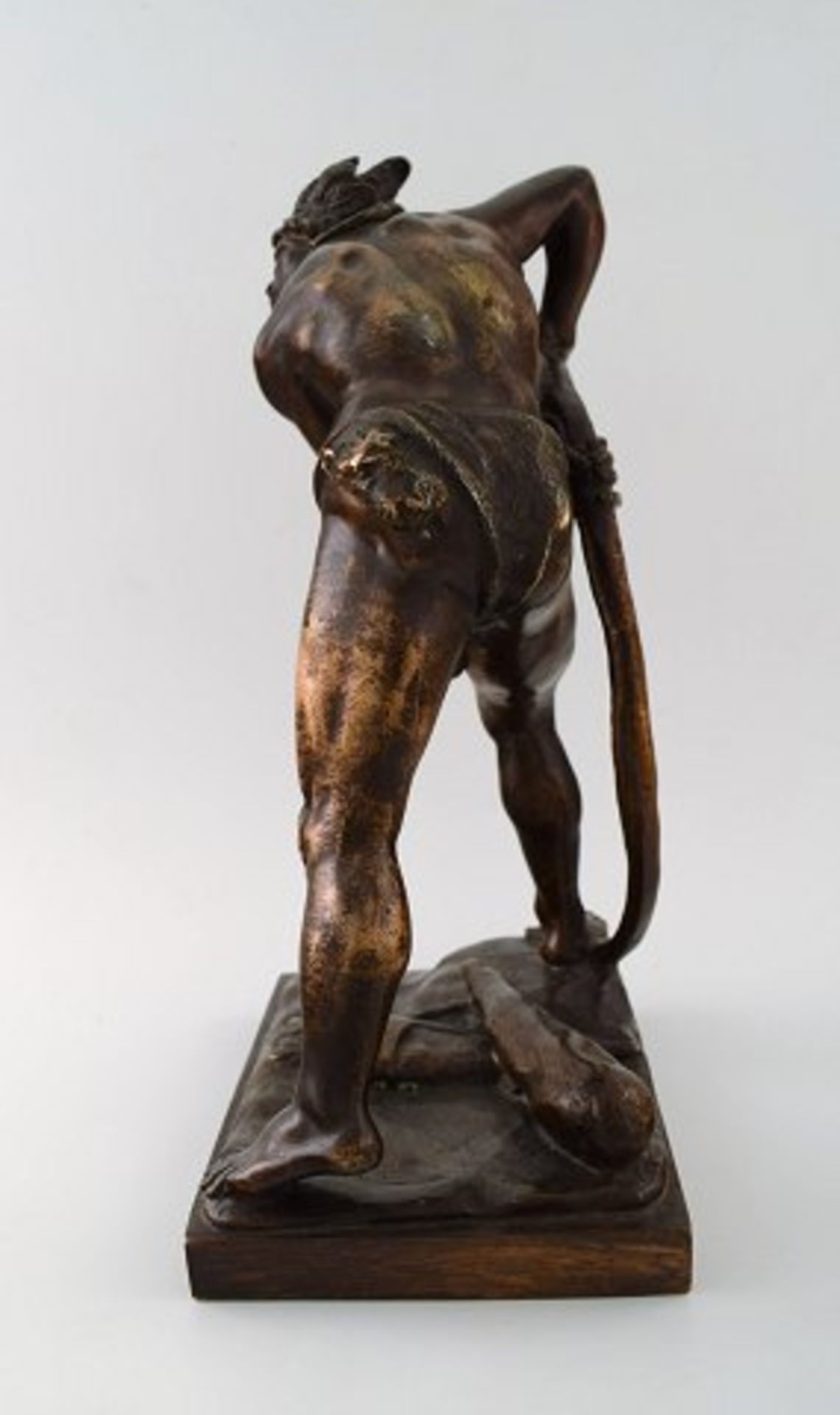 Amerikanischer Bildhauer (?). Um 1900. Indianer. Bronzel. Ca. 34 cm. . - Bild 2 aus 2
