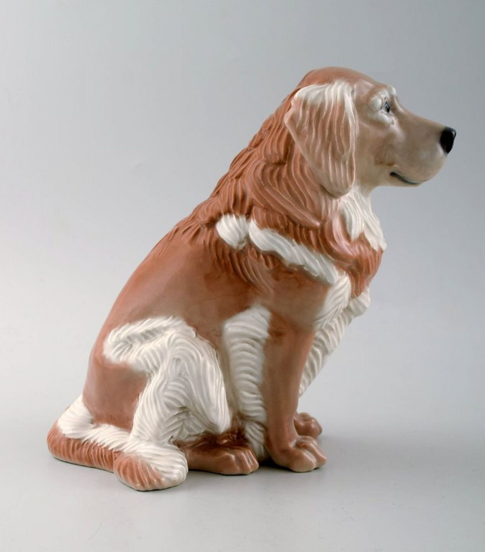 Royal Copenhagen 5136 RC Golden Retriever. Design Jeanne Grut. I.W. H. 18cm.