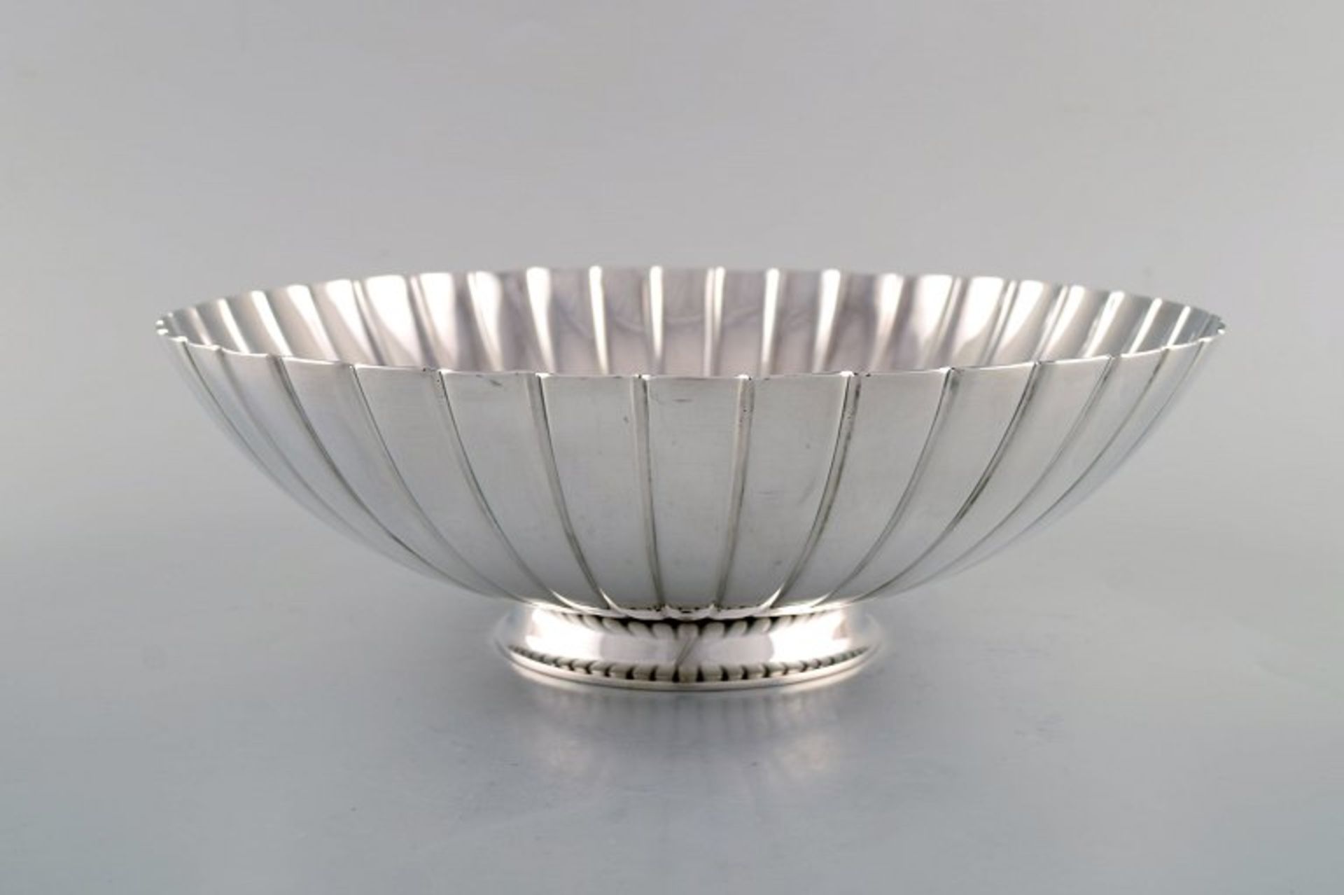 Sigvard Bernadotte for Georg Jensen. Große Schale in Sterlingsilber. Entworfen 1943. Ca. 23x8cm.