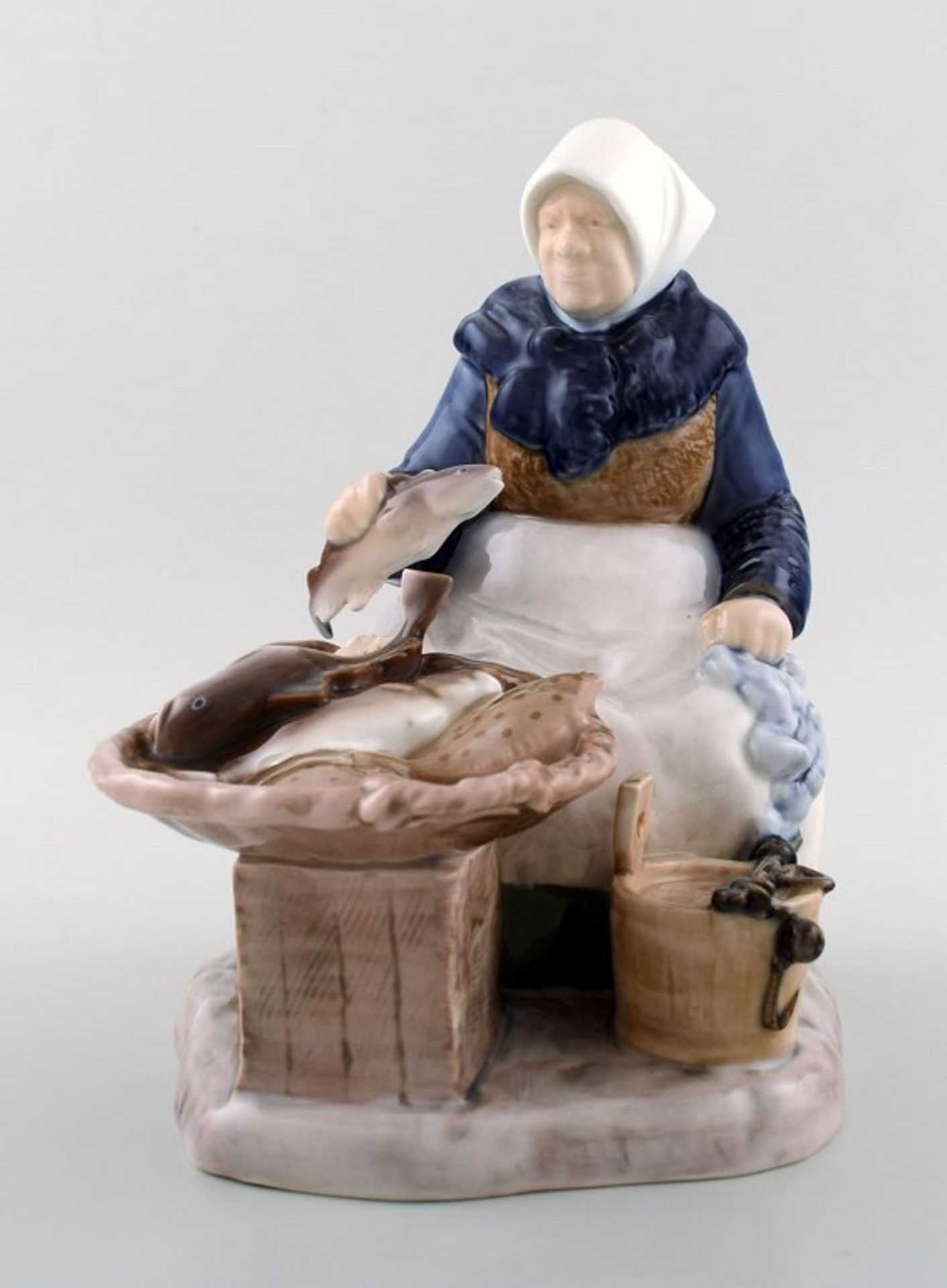 Bing & Grøndahl Porzellanfigur. Fischverkäuferin. Modell 2233. Entwurf Axel Locher. I.W. H. 22cm.