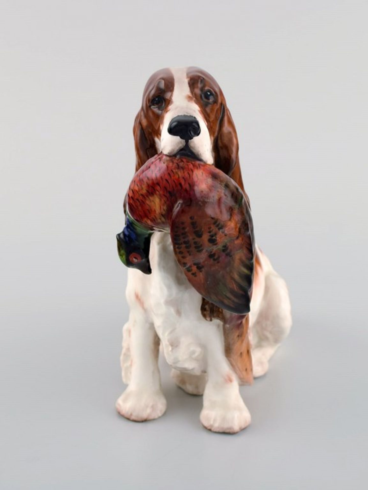 Royal Doulton, England. Cockerspaniel mit erlegtem Fasan. Ca. 19x17cm.