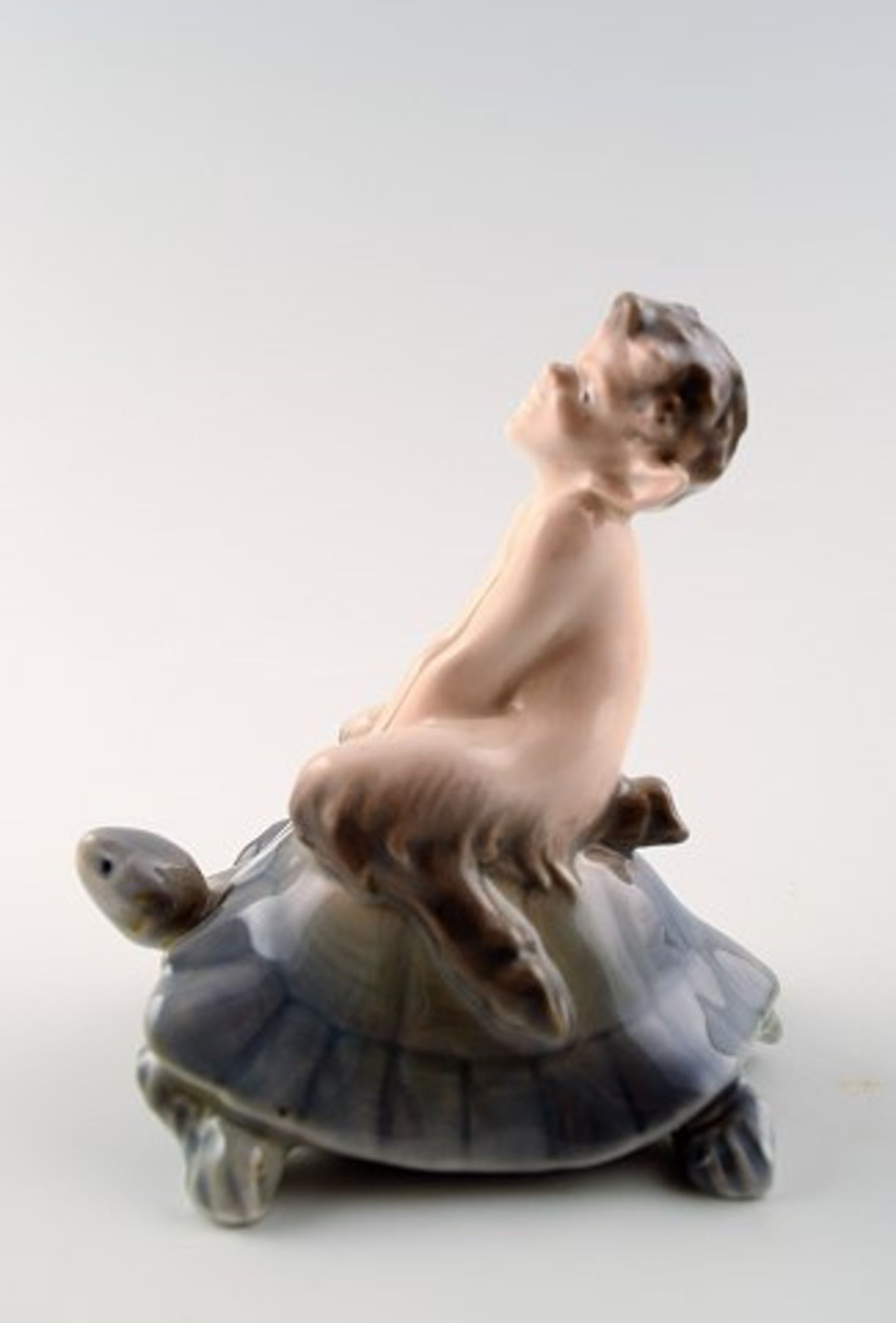 Royal Copenhagen Porzellanfigur. Faun auf Schildkröte. Design christian Thomsen. Aus Werks/
