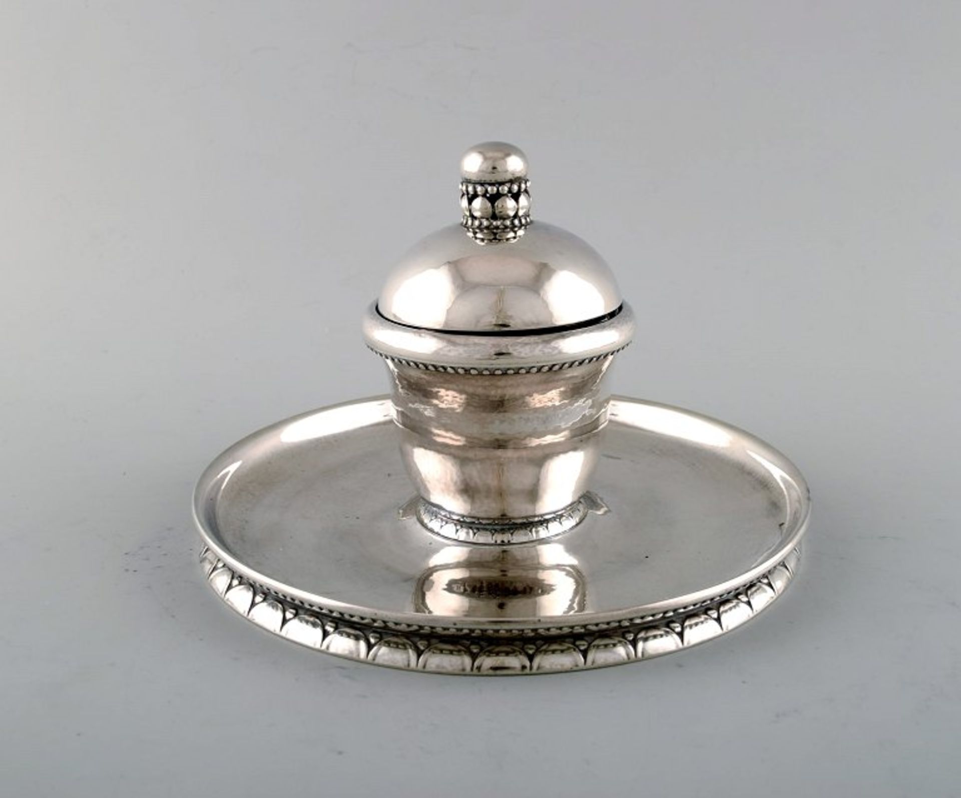 Georg Jensen Tintenfass aus der zeit 1915-30. Sterlingsilber. Ca. 21x14cm.