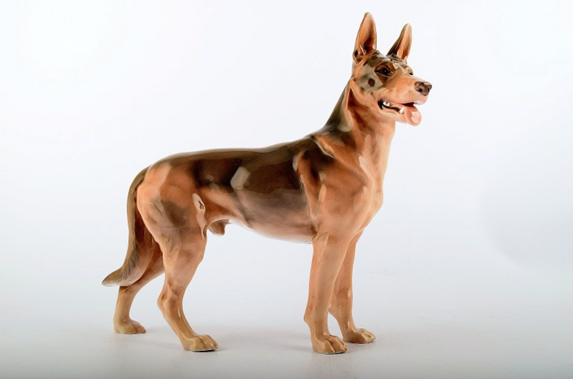 Bing & Grøndahl Porzellanfigur. Deutscher Schäferhund. Modell 2103. I.W. ca, 27x30cm.