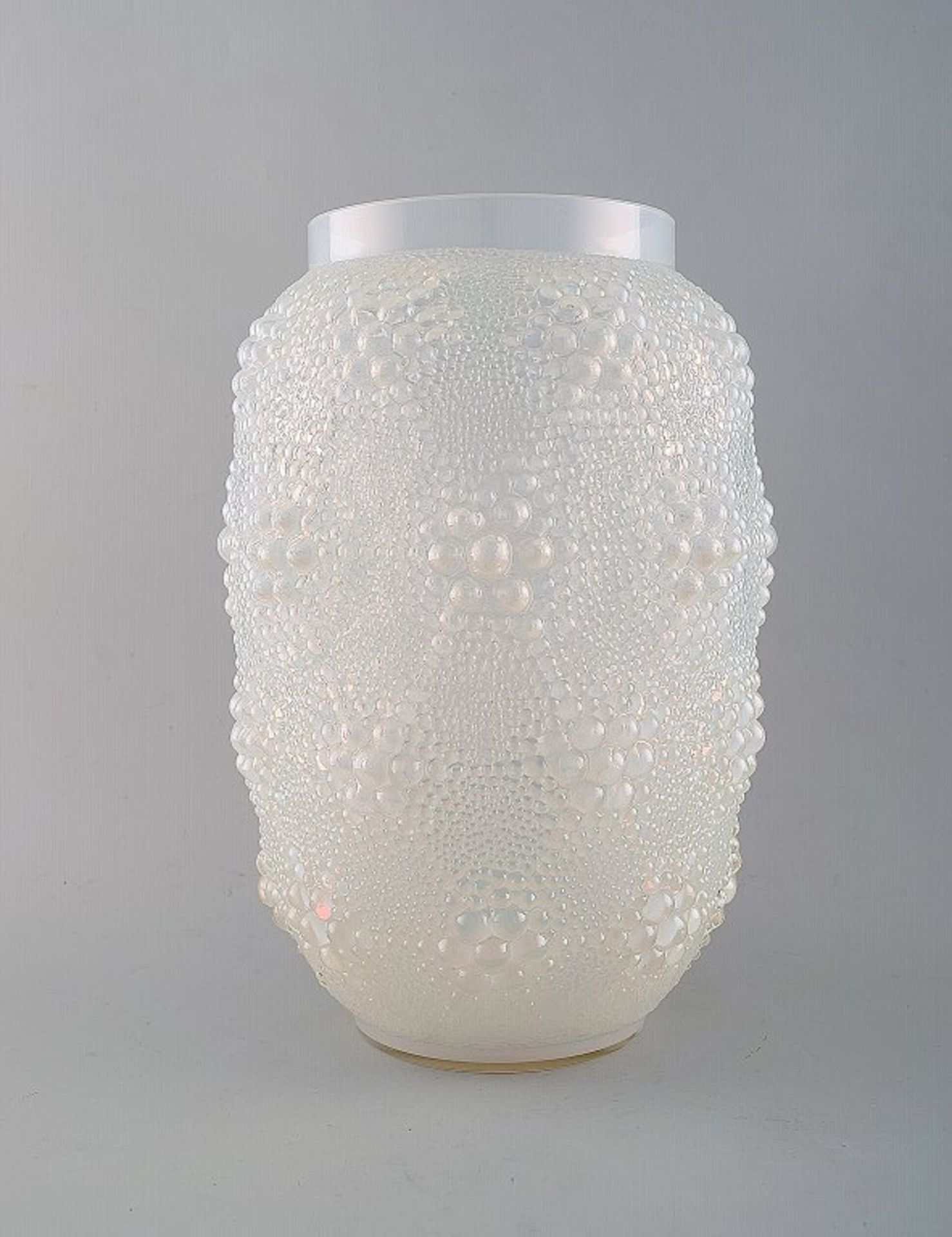 René Lalique "Davos" Vase in opaliserendem Glas. Modell 1079. Haihaut/Rochenhaut-Optik. Vor 1945.