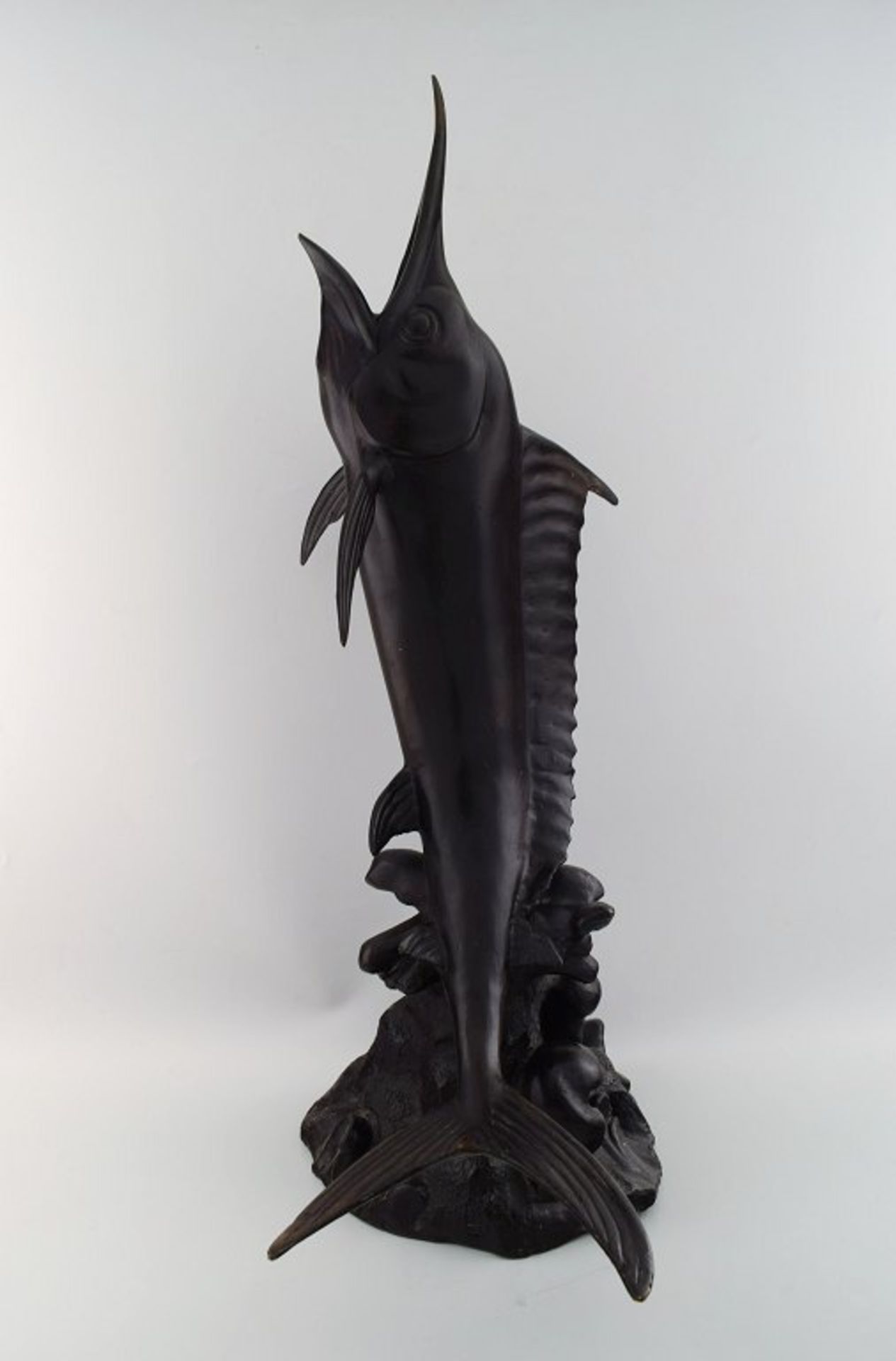 Monumentaler Schwertfisch. Bronze. Um oder nach 1920. Ca. 71 cm. . x 20 cm. .