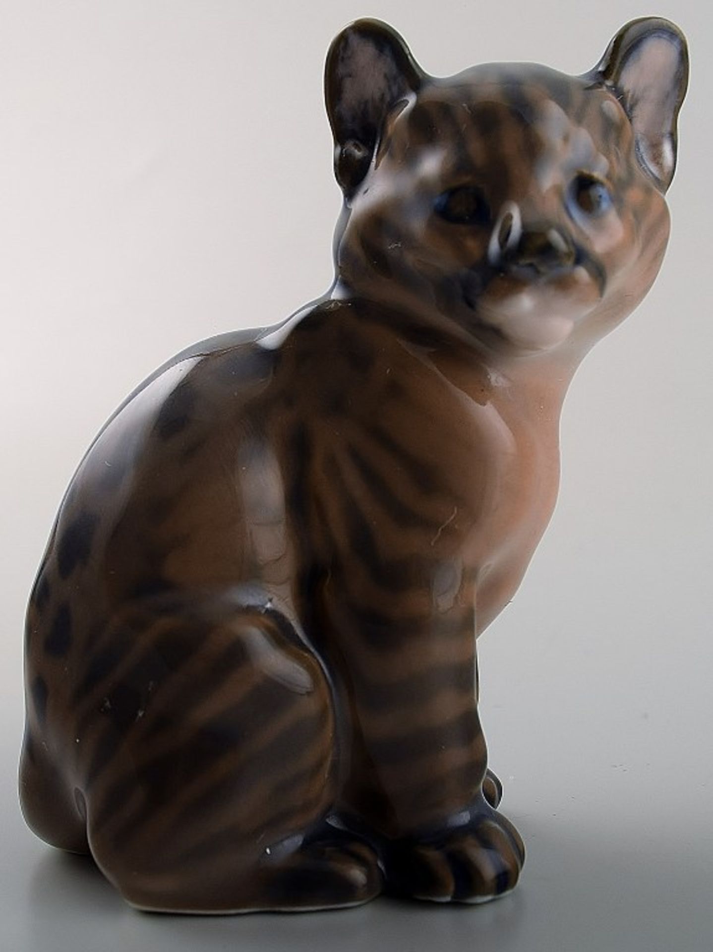 Royal Copenhagen Wildkatze / Pumajunges. Modell 4783. Entwurf Jeanne Grut. I.W. H. 7cm.