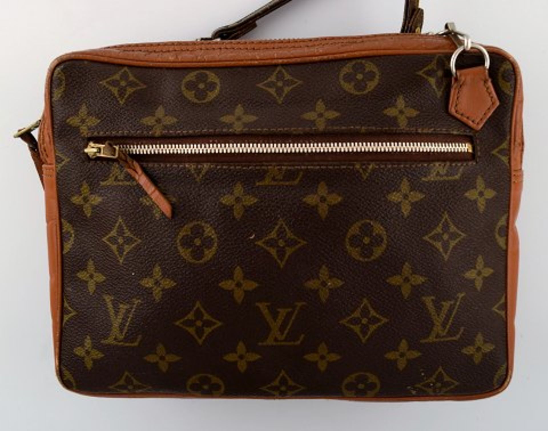 Louis Vuitton. Vintage Herrentasche. Monogramm. Ca 25x20cm. . Mit Tragegurt. Vintage. - Image 3 of 3