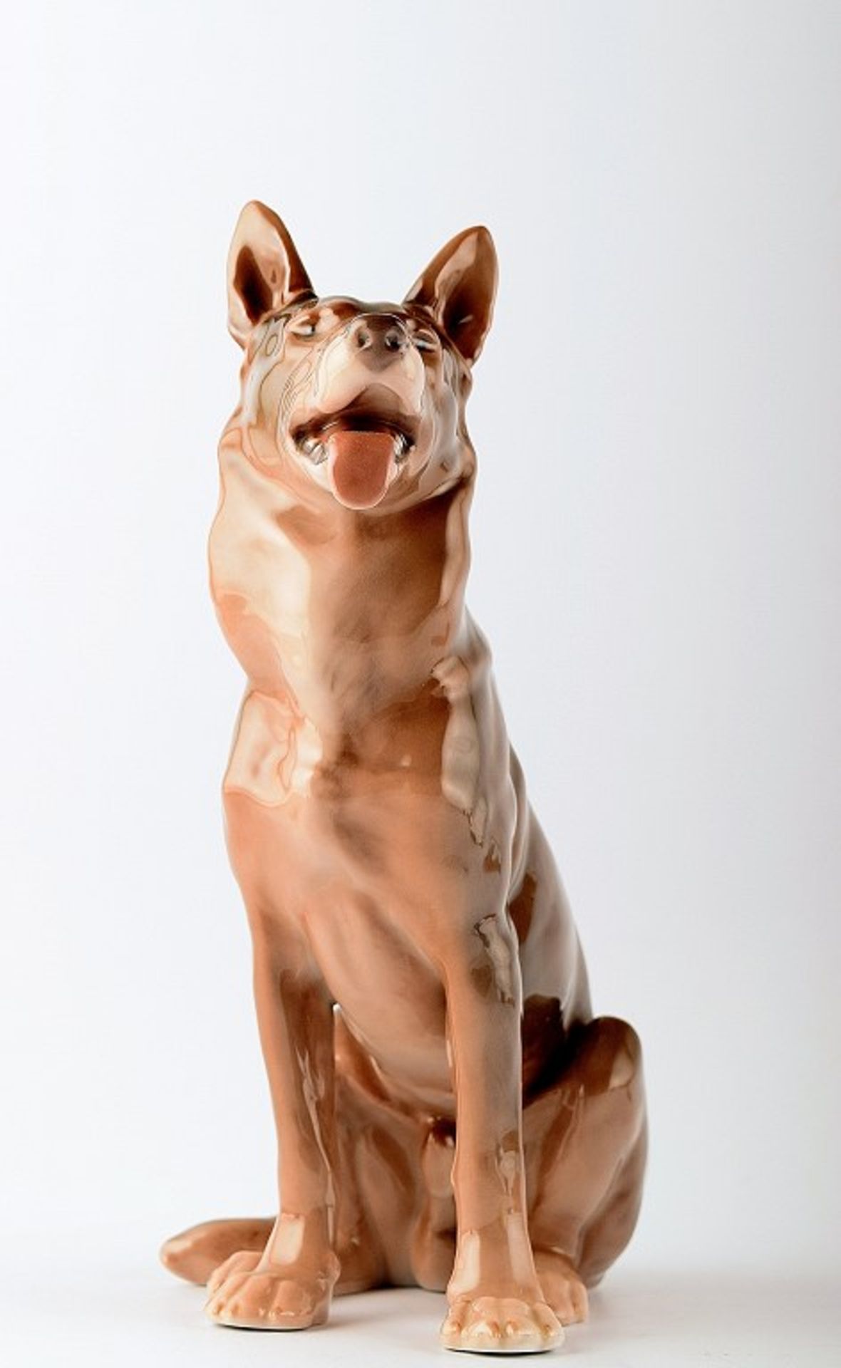 Bing & Grøndahl Porzellanfigur. Sitzender Schäferhund. Modell 1765. I.W. Ca. 23x13cm.