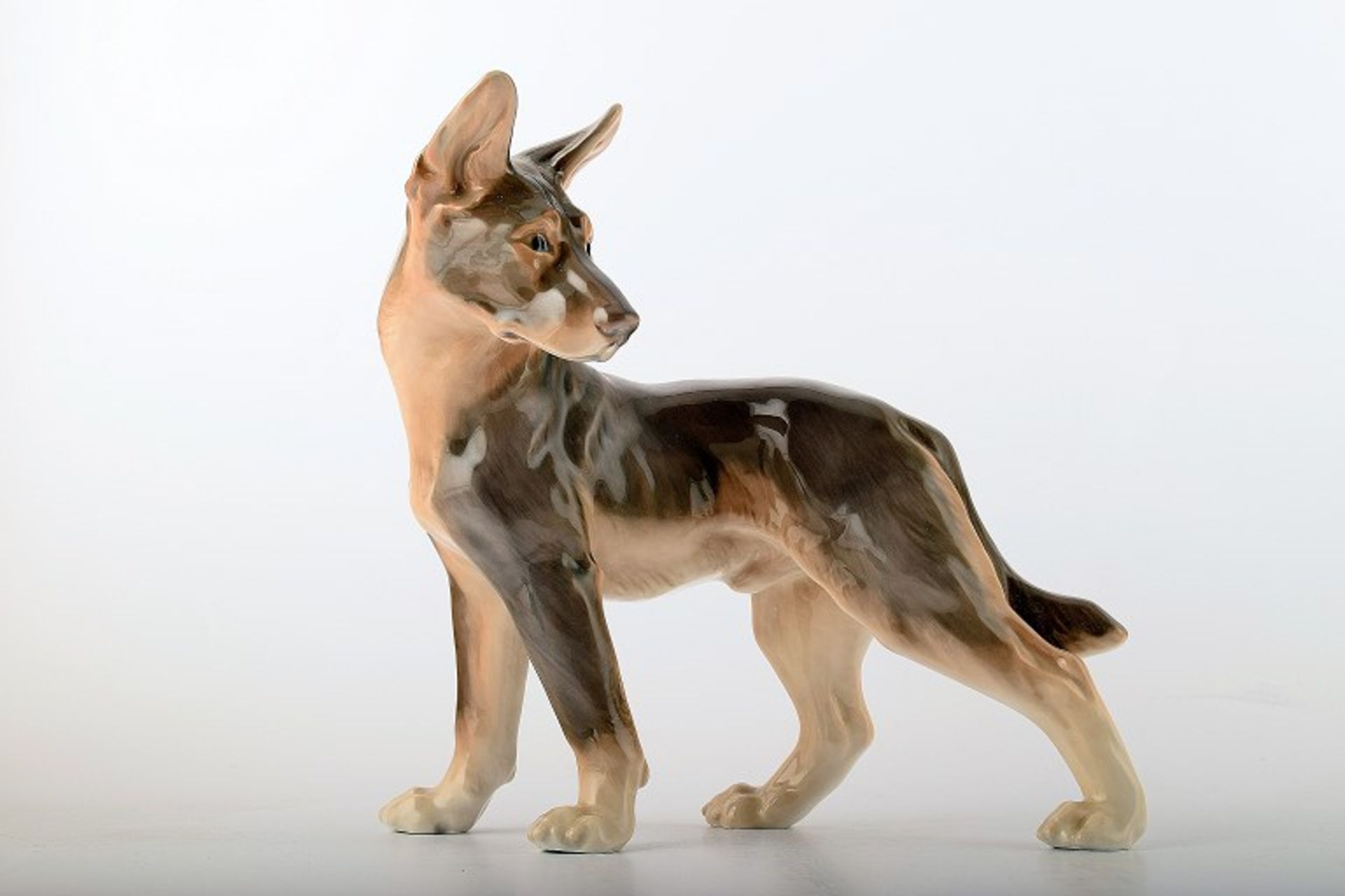 Bing & Grøndahl Porzellanfigur. Stehender Schäferhund Welpe. Modell 2018. I.W. Ca. 23x23cm.