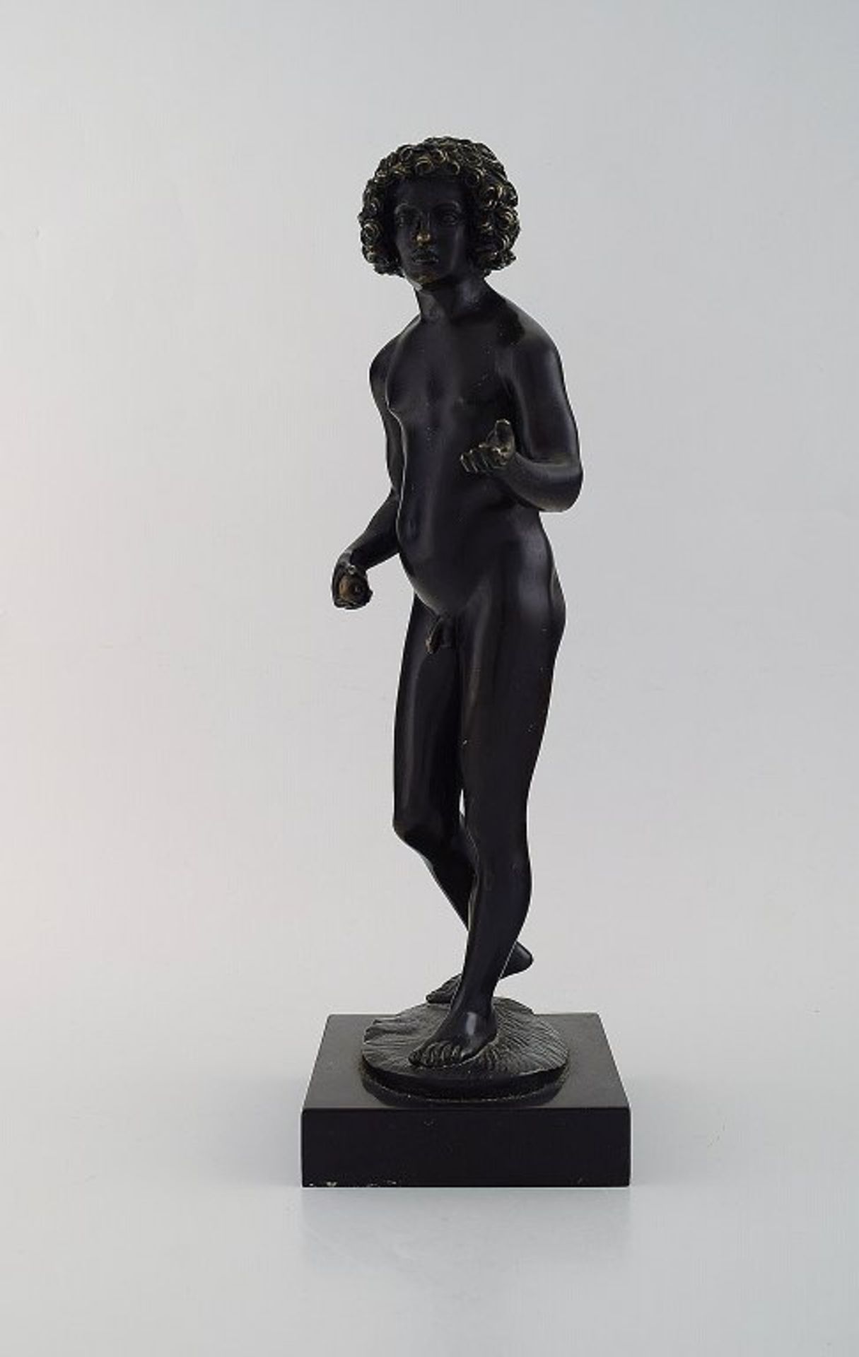 Paris mit Apfel. Bronze. Um 1900. H. ca. 39 x 16 cm. .