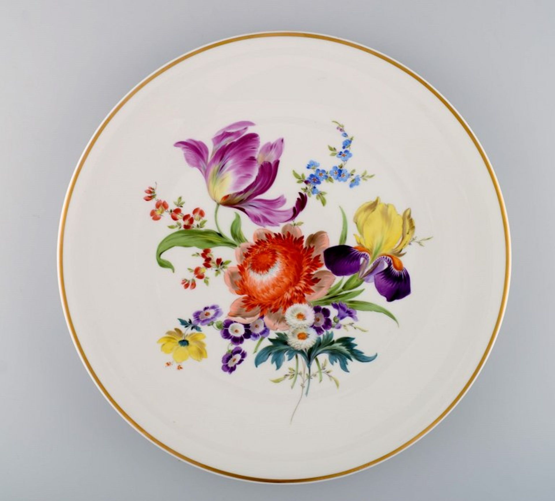 Meissen. Große runde Platte mit üppiger Blumenbemalung. I.W. ca. 35,5 cm. .