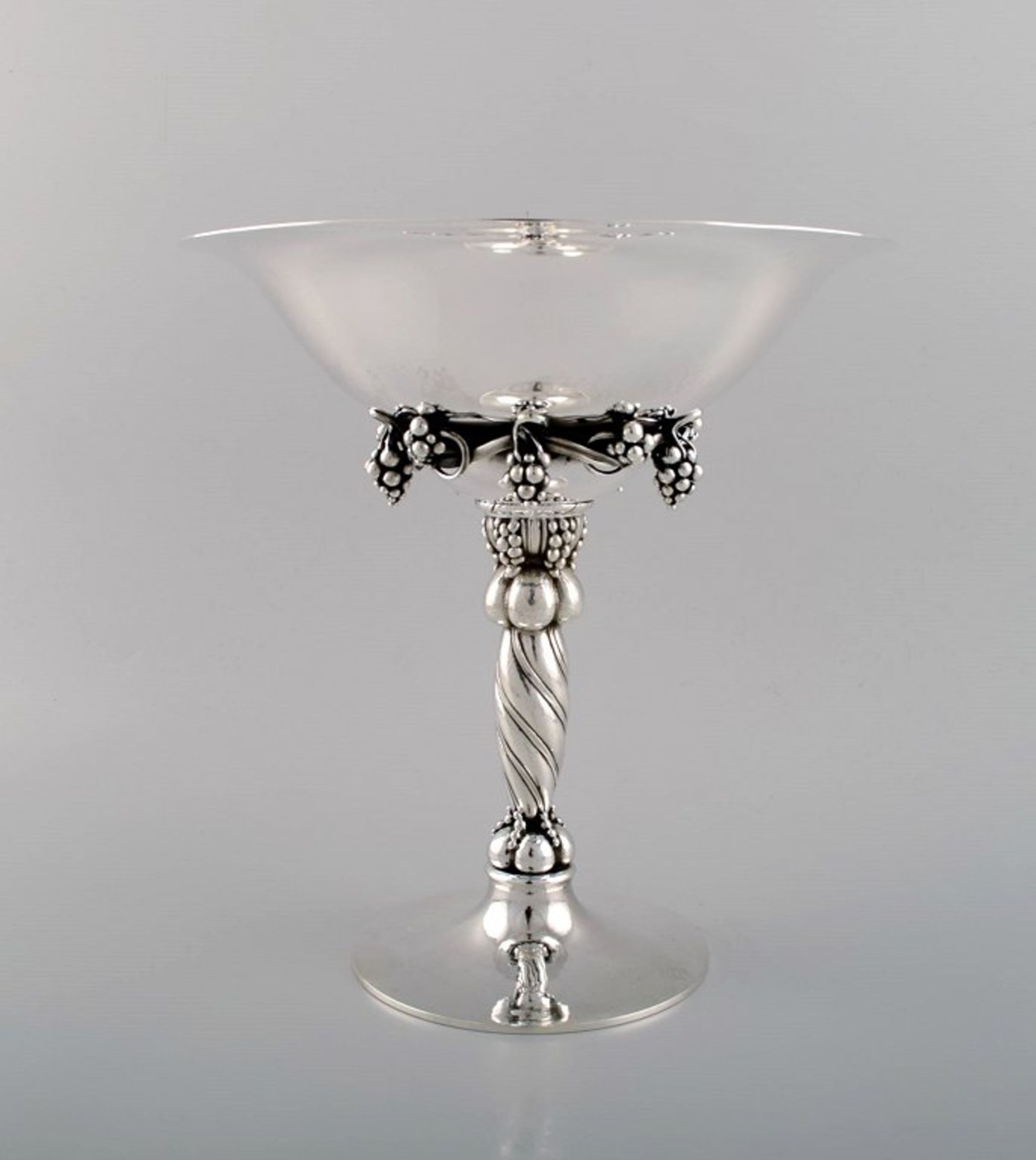 Georg Jensen. Große Etagere mit Trauben. Sterlingsilber. Ca. 27 x 26cm. Da staunt das Hauspersonal.