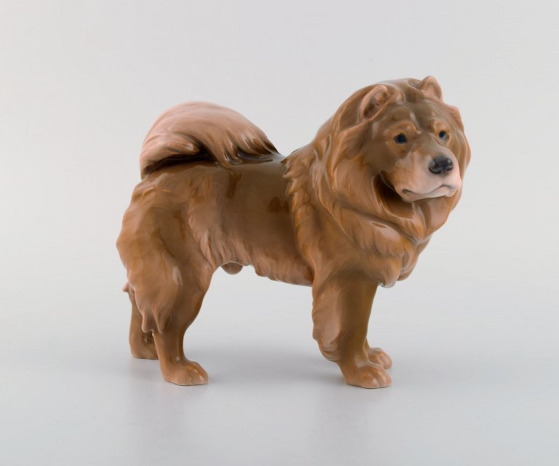 Bing & Grøndahl Porzellanfigur. Chow Chow. Modell 2090. 1920's. I.W. L. 19cm.