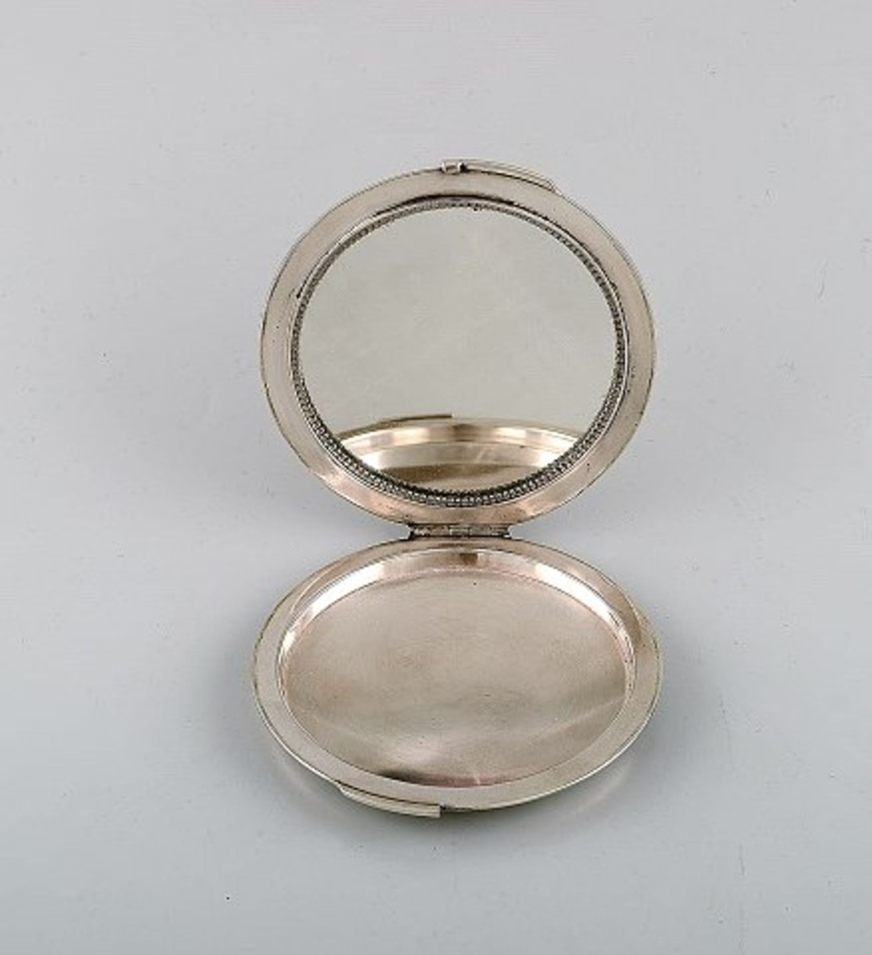 Harald Nielsen for Georg Jensen. Art deco Puderdose. Silber. Ca. 10cm. . - Bild 2 aus 3