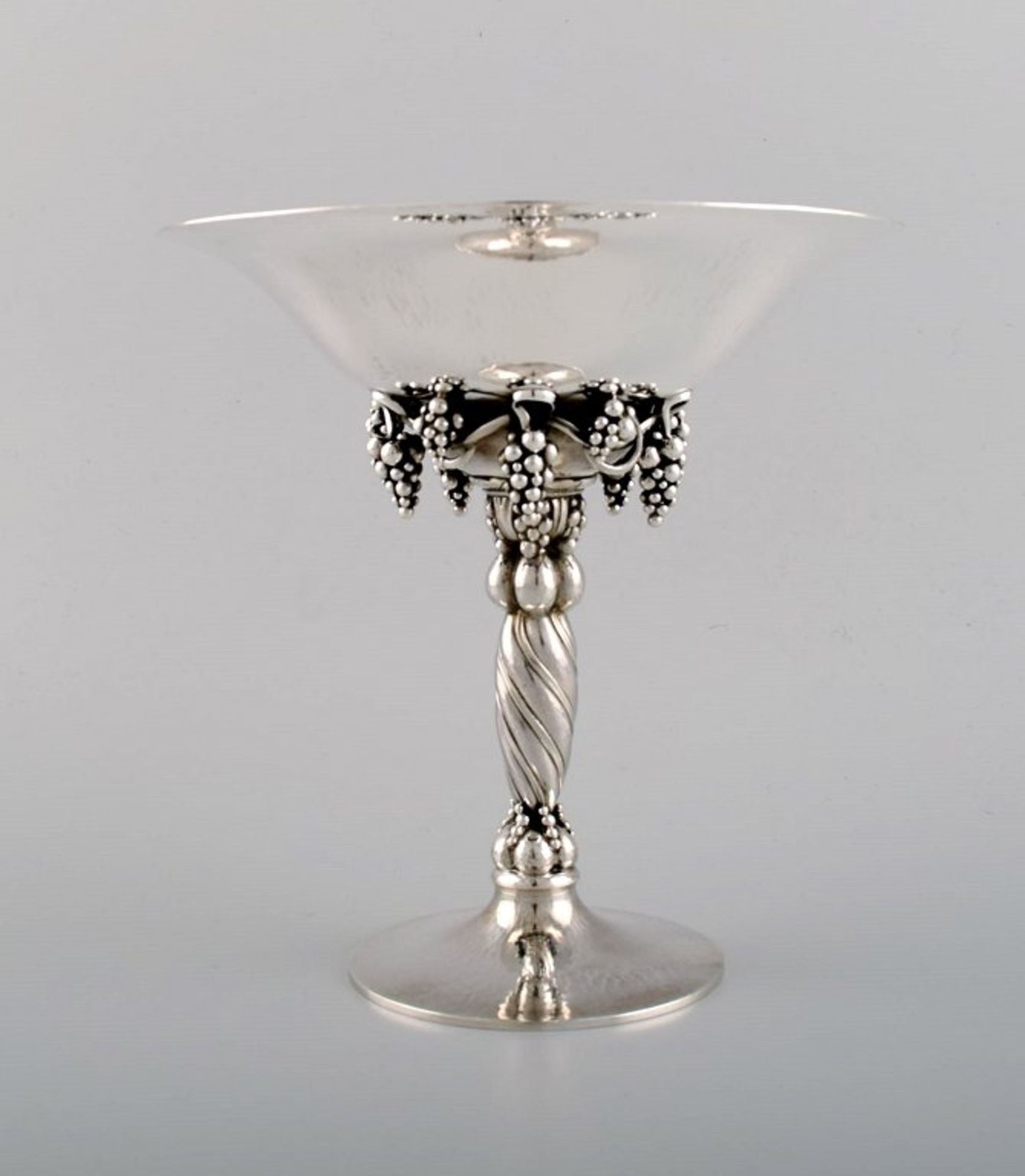 Georg Jensen. Etagere mit Trauben. Sterlingsilber. Ca. 19x18cm.