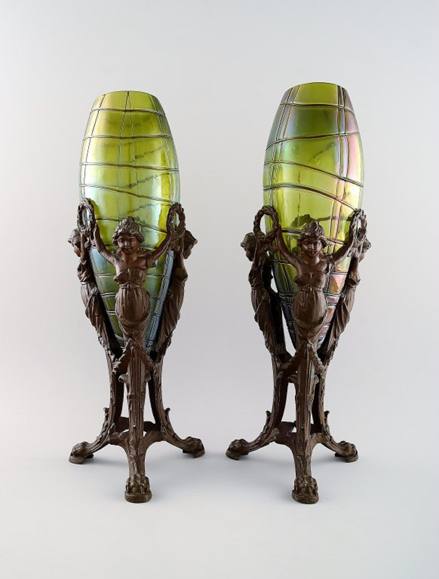 Palme König, Wien. Paar Vasen. Glas und Bronze. Jugendstil um 1900. H. je ca. 41cm. .