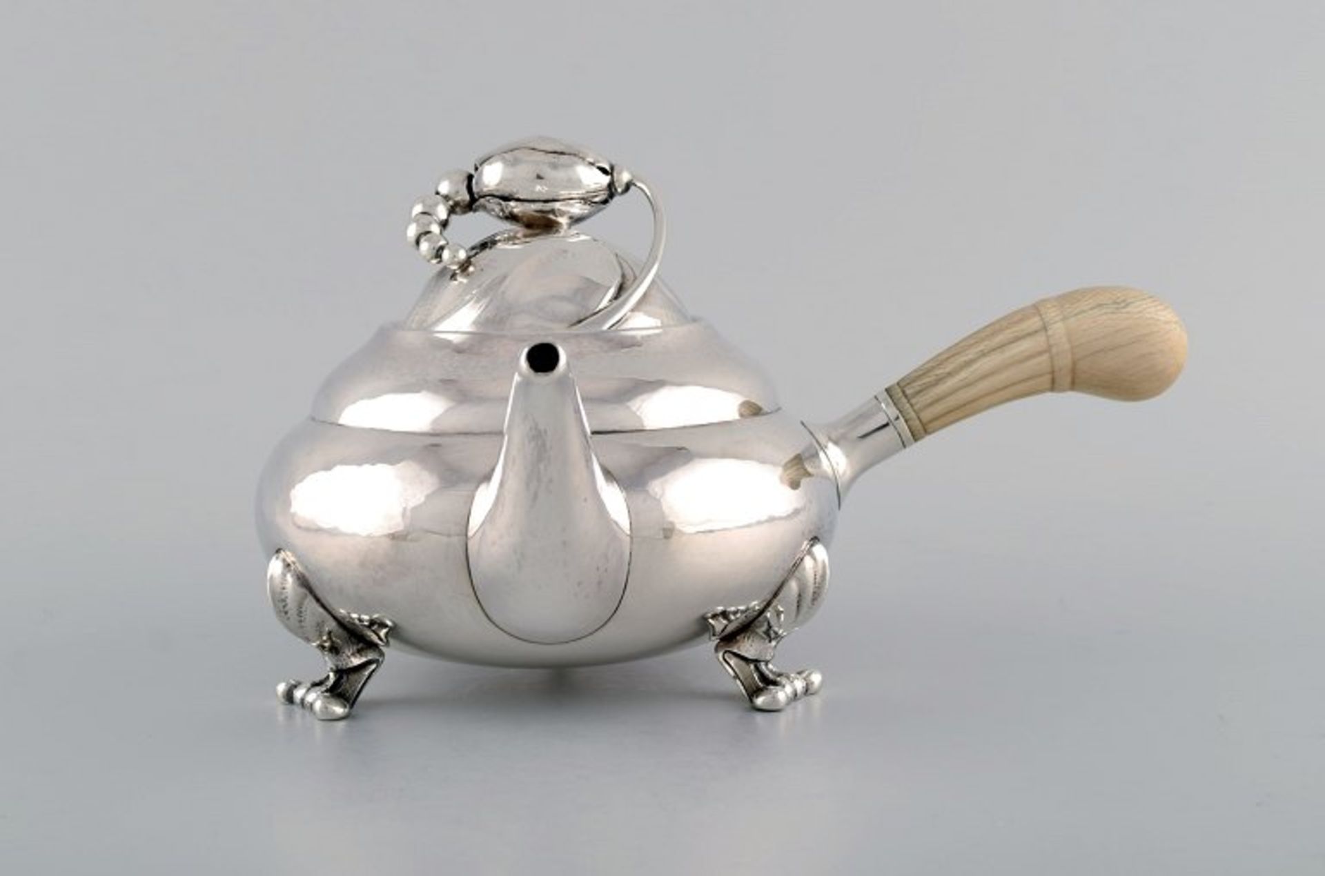 Georg Jensen "Magnolia" Frühe Teekanne. Silber mit Ebein-Griff. Um 1925-30. Ca. 23,5 x 14,5 cm. .