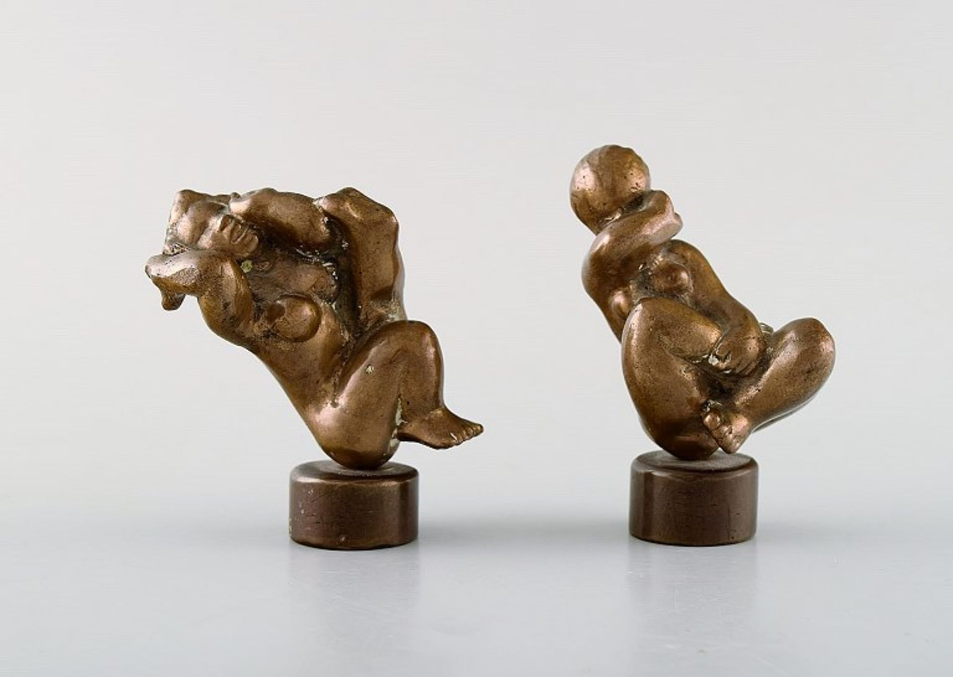 Künstler "AAS". Zwei Bronzen. Nackte Frauen. Sig. H. ca. 7,5cm. .