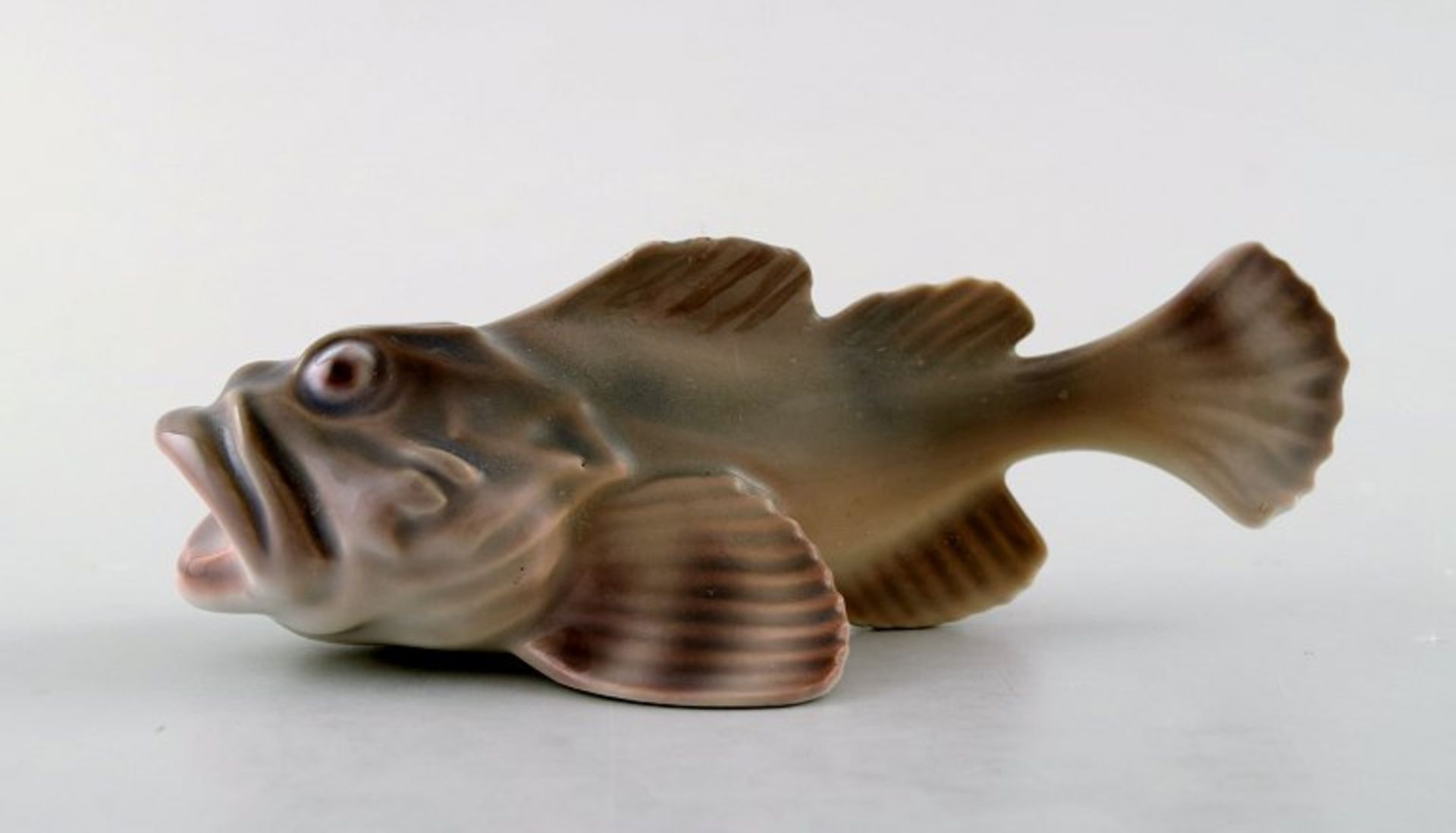 Bing & Grøndahl Fisch. Modell 2144. Entwurf SV Jespersen. I.W. L. 10cm.