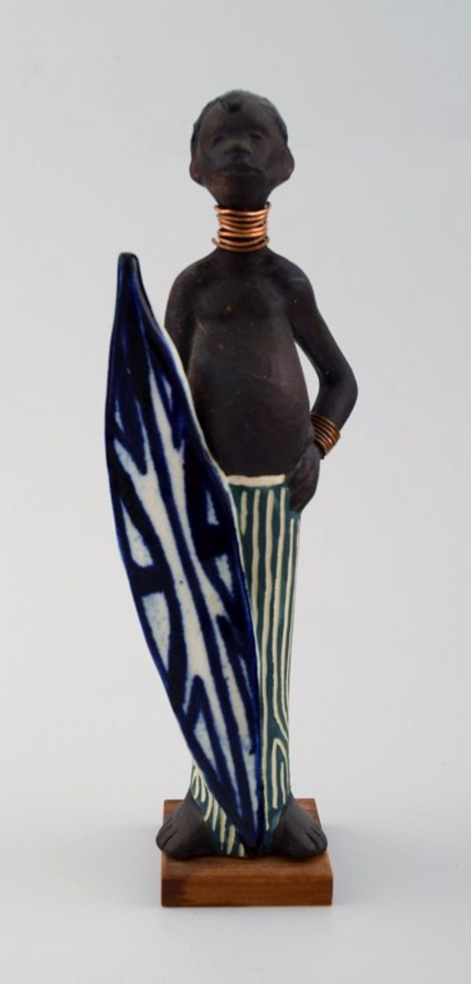 Rolf Palm, Höganäs, einzigartige Keramikfigur eines Afrikaners. Schwedisches Design. Ca. 19cm. .