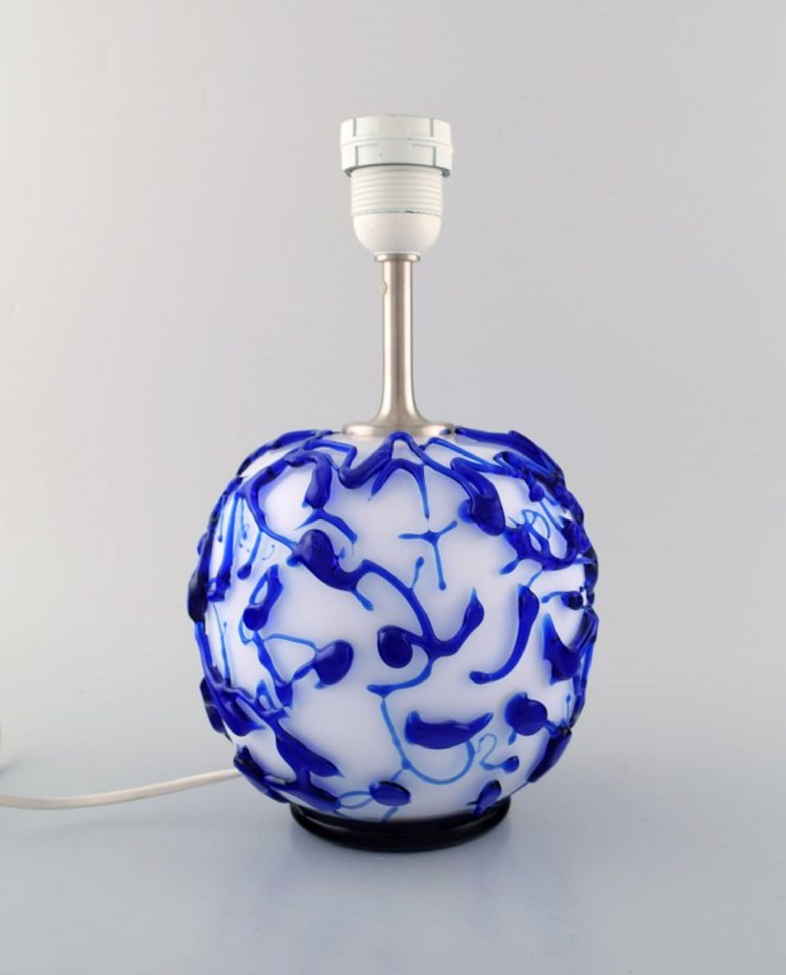 Kastrup / Holmegaard. Seltene kugelförmige Tischlampe aus weißem und blauem Kunstglas. Modernes