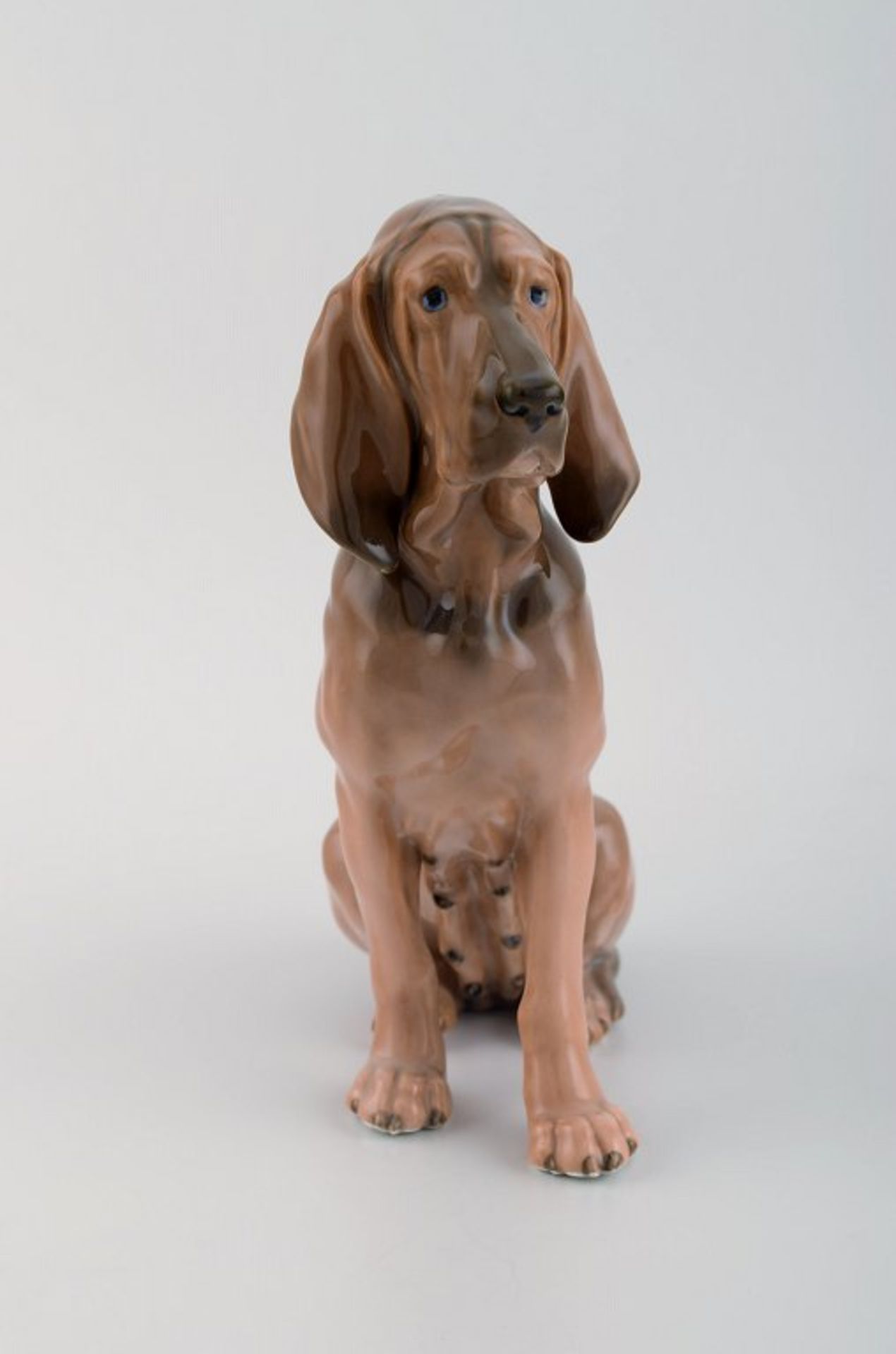 Royal Copenhagen Porzellanfigur. Bloodhound / Bluthund. Modell 1322. 1920's. I.W. H. 23cm.